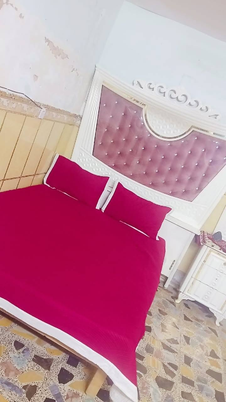 يوجد عندي غرفه مال نوم مستعمله نظافه 80% والاستفسار رقم الهاتف***********
