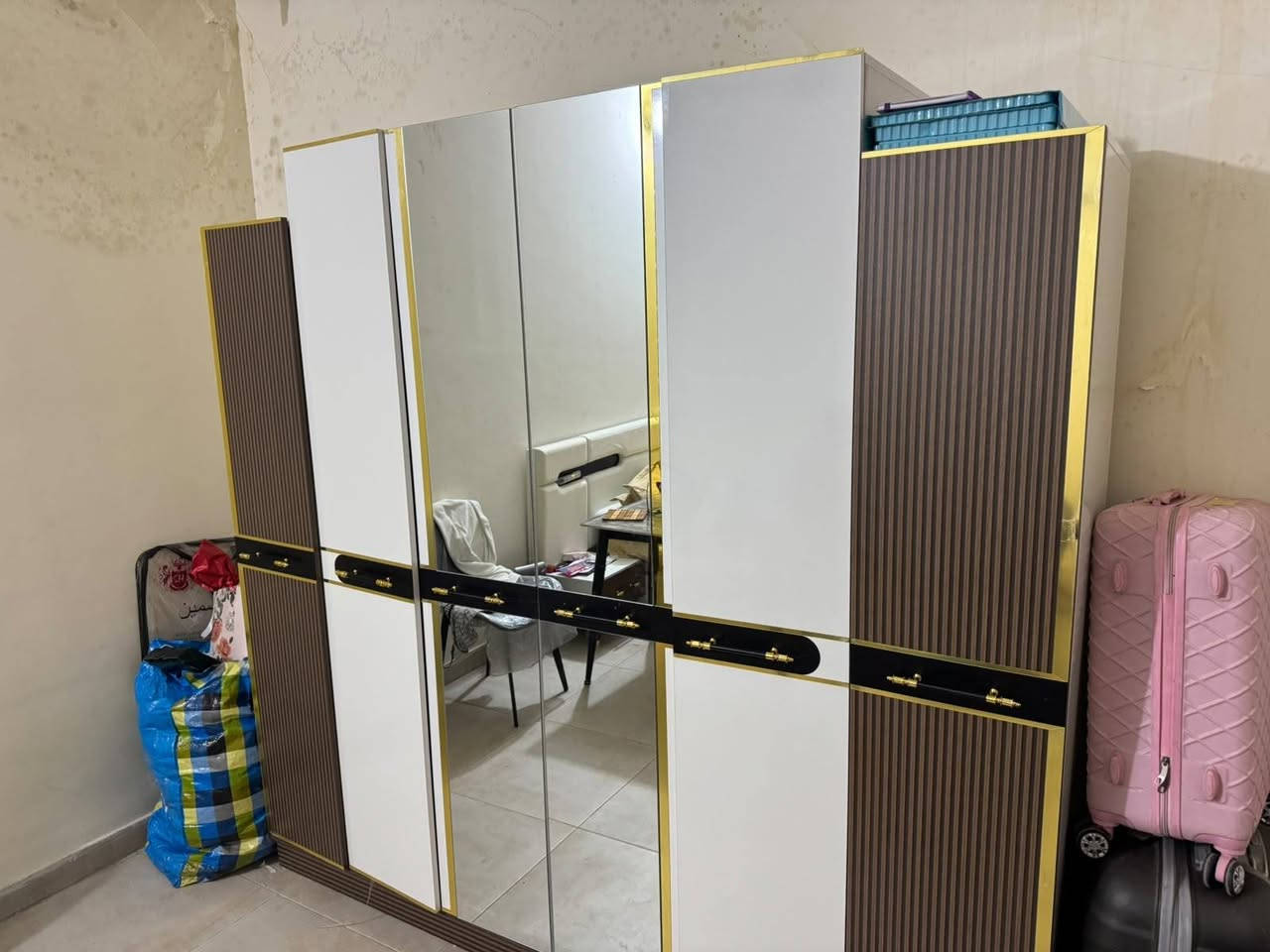 السلام عليكم
غراض للبيع كل جديدات بيع مستعجل 

غرفة نوم 850 وياها دوشك 

الطباخ مستخدم اسبوع واحد بس 290 

ميز الطعام 180 

ثلاجة جديدة 250 

سبلت انفيرتر طن 300 
 
سنگ جديد 150 

مكانهم بغداد المنصور

***********
