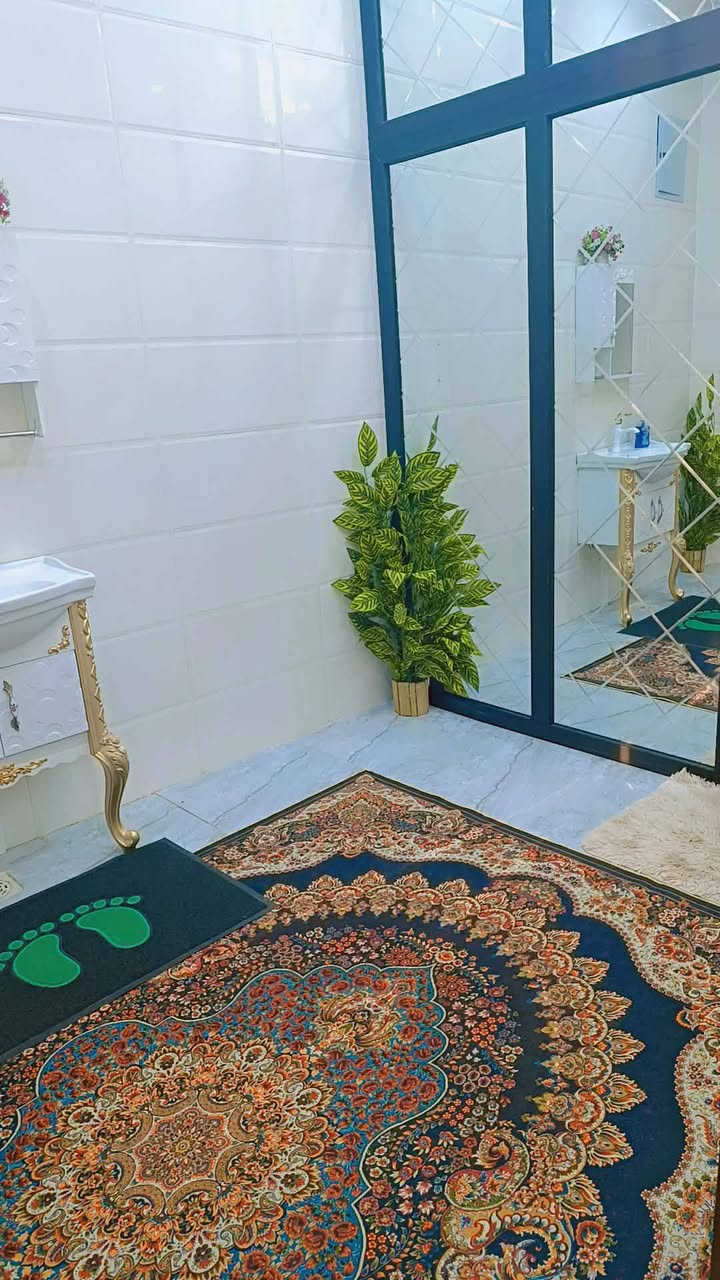 بيت طابو زراعي خلف شقق الزيتون مباشر ع شارع العام مساحه 1،400متر ويا مشتمل البيت فول كله كونكريت 4غرف نوم صالتين مطبخين براني 13متر صحيات داخليه خارجه ***********

