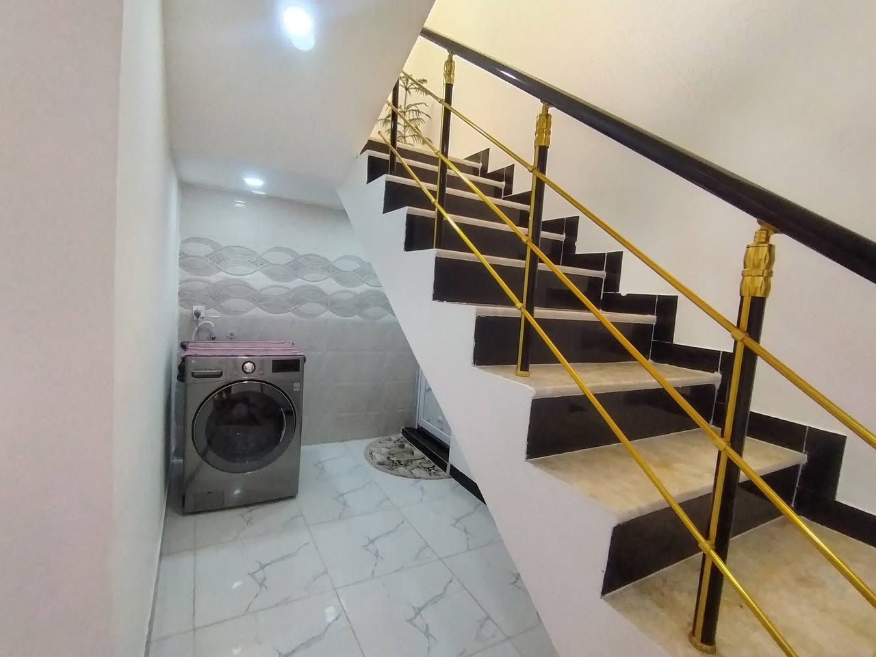 🏡 دار للبيع في مجمع الرواد السكني
📐 المساحة: ١٢٠ م²
يتكون من طابقين:

🔹 الأول يحتوي على:
*مطبخ
*غرفة استقبال
*هول داخلي
*غرفة نوم واحدة
*مجمع صحيات
*صحيات خارجية

🔹أما الطابق الثاني فيحتوي على:
*غرفتين نوم
*مجمع صحيات

✅ مجموع غرف النوم: ٣ غرف.

للاستفسار أكثر الإتصال على الرقم:

📞 ***********

📞 ***********
