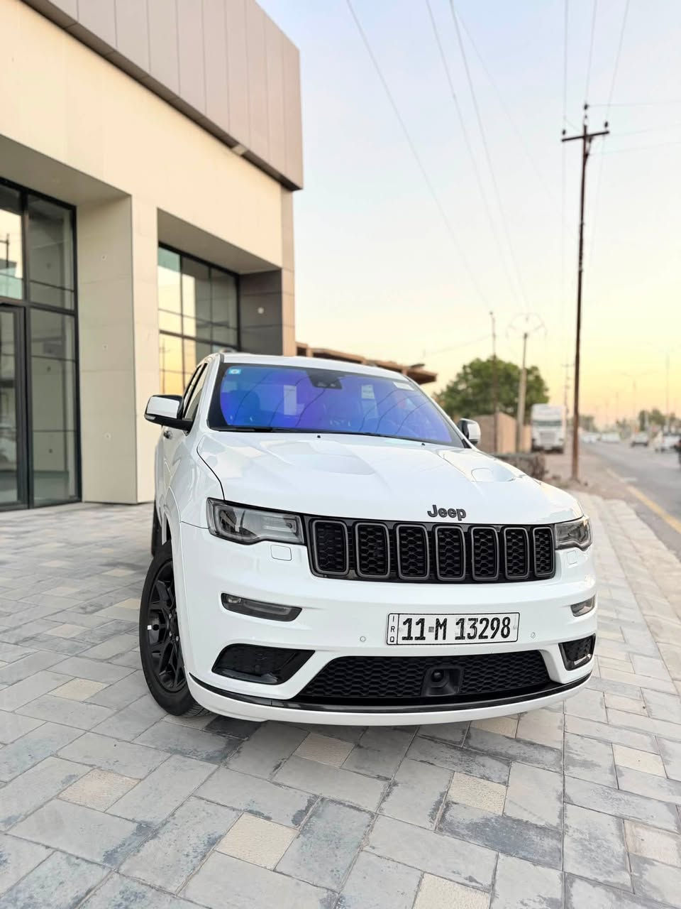 جيب كراند شيروكي اس S
ام رادار 
الموديل : 2022 . (خليجي) . 
المحرك : V6.  3.6L .
العداد :68  الف كيلو مو ميل 
وكاله هارلم السياره 
السياره مكفوله كفاله عامه من الصبغ و البارد 
سياره داخل احمر مغلفه عازل حراري لجميع جام السياره 
رقم بغداد باسمي الجديد 
سياره جديده بمعنى الكلمه 
* المواصفات : داخل احمر بلادي 
 * رادار مع مانع تصادم امامي . 
* تحذير الخروج عن المسار . 
* نقطة عمياء .
* دفع رباعي 4x4 . 
* اوتو بارك .
* ذاكرة خزن ميموري لحفظ وضعيات الجلوس . 
* المقاعد الأمامية مع تدفئة . 
* صف المقاعد الخلفية مع تدفئة . 
* ويل قياس 20 انج اسود لماع .
* مقود السائق كهربائي . 
* تدفئة ستيرن . 
* سقف بانوراما .
* شاشه 8.4 انج .
* نظام الملاحة (GPS) . 
* نظام خاص للطرق الوعرة . 
* مصابيح امامية زنون . 
* المصابيح الأمامية مع LED لايت . 
* كشافات الضباب زنون . 
* تشغيل عن بعد .
* صندوق كهربائي .
*  حساسات أمامية . 
*  حساسات خلفية .
* كاميرا خلفية .
* بخاخ ماء لتنظيف المصابيح الامامية .
* مرايا بخاصية التعتيم الذاتي . 
* مرايا جانبية قابلة للطي كهربائيا . 
* بلوتوث تلفون . 
* محدد سرعة . 
* نظام تشغيل واطفاء اوتماتيكي للمحرك للتوفير من صرف الوقود .
* نظام بريك اوتماتيكي امامي خلفي 
وباقي مواصفات ال s معروفه السياره جديده بمعنى الكلمه جاهزه من كلشي تخم تايرات جديد السياره مابيها مصرف دينار واحد 
للاستفسار اكثر 
***********
