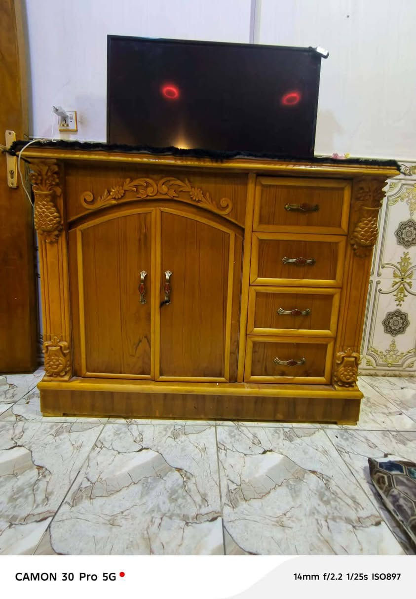 غرفة صاج عراقي 
نوع الخشب زان مصري ثقيل
الغرفة مسويها ب3ونص نظيفة 
أريدها ب2ونص 
***********
