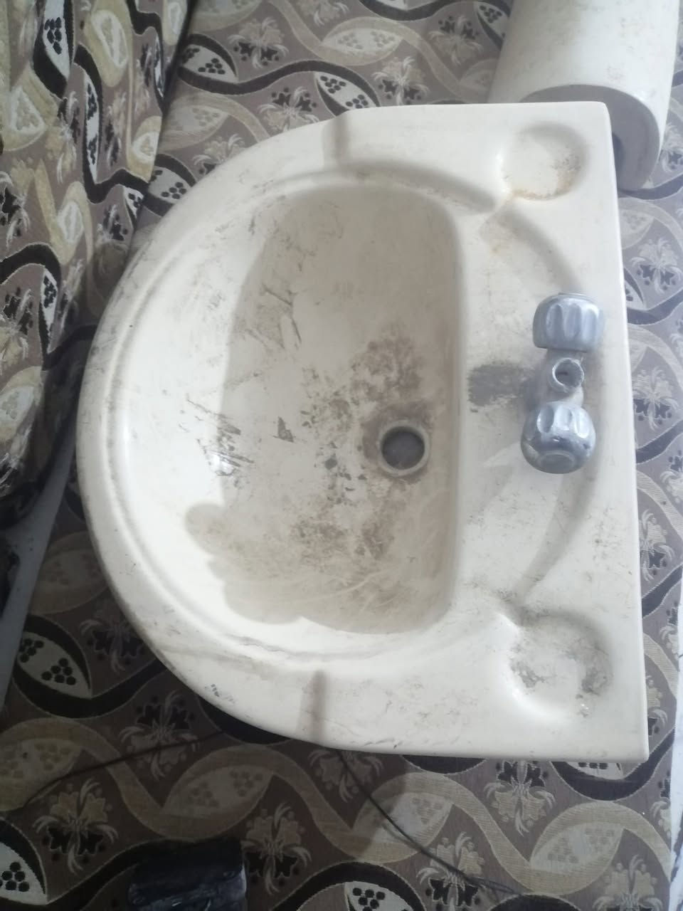 مغسله للبيع سعر ١٥ مكان سجن  الصلاح ***********
