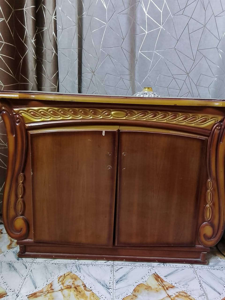 عندي هاي الغرفة تزگام بيها اضرار قليله سعرها 650 وبيها مجال بسيط واتساب
***********

نص مكتوب في الصور:
- السوق المفتوح opensooq.com
- السوق المفتوح
- opensooq.com