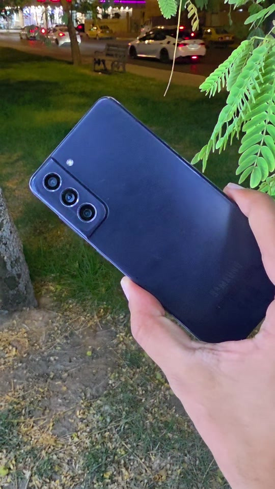 🔥 Samsung S21 FE 🔥 📱 ذاكرة 256GB 📲 دبل خط ⚡ معالج Snapdragon 888 🖥️ شاشة Dynamic AMOLED 2X — 6.4" 📸 كاميرا ثلاثية 12MP + 8MP + 12MP 🤳 كاميرا أمامية 32MP 🔋 بطارية 4500mAh ⚡ يدعم الشحن السريع + الشحن اللاسلكي 💧 مقاوم للماء والغبار IP68 🎮 أداء ممتاز للألعاب والاستخدام اليومي 📍 متوفر لدى قصر الملوك للهواتف 👑 #fyp #foryou #foryoupage #samsung #iphone 
