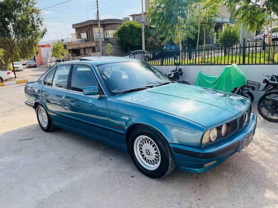 بيم 1993
525 بيلاد توماتيك
مه نه فيسته و 2016 داخل بوه 
326 هه زار رؤشتوه 
ته بريد ساردو گه رم به شه رت 
مه كينه و گير به شه رت 
بي ده عم و ليدراو 
ئوڤه رى ژير قاچ و دوگمه ي sو خليسك يش اكات 
هه موو گياني يش اكات 
نوقساني نيه 
30 گه لا 
***********
شاره زور
