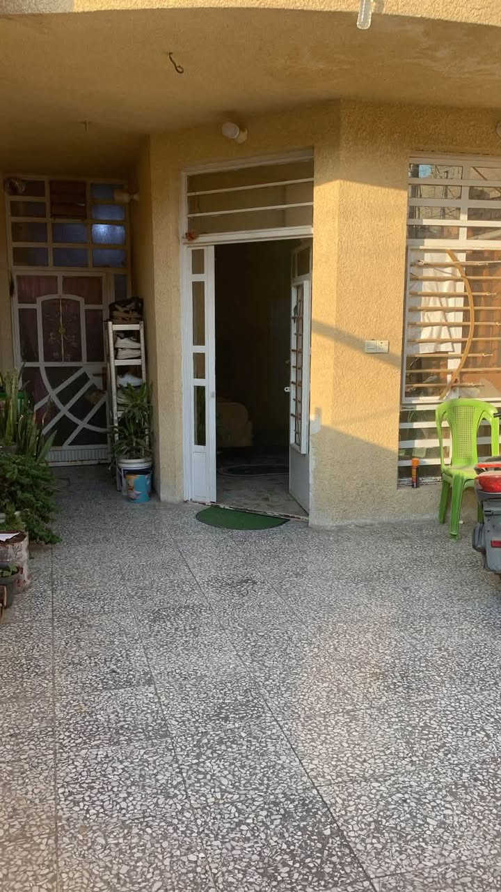 بيت بالديوان خلف جامع الرحمن المساحه١٤٠ الببت كامل مابي اي نقص واجهه ٥ونص والنزال ٢٥ طابو صرف كراج ومطبخ حار  وهول واستقبال وغرفة نوم وخدمات وفوك ٣غرف نوم بوجهه الشمس السعـر 180 وبي مجال الاتصال على الرقم ***********

