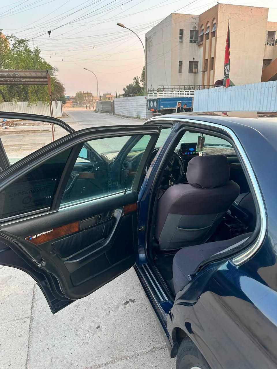 السلام عليكم 
بي ام دبلو BMW للبيع فقط
موديل 90
رقم بغداد اللون ازرق نيلي
محرك 525 مسكر فانوس
شاشه تبريد كشنات كهرباء كشنات جلد تحكم ستيرن
مكينه كير مكفولات تخم تاير
السعر 65 بيه مجال بسيط 
للتواصل ***********
مكان السياره بغداد المحمودية
