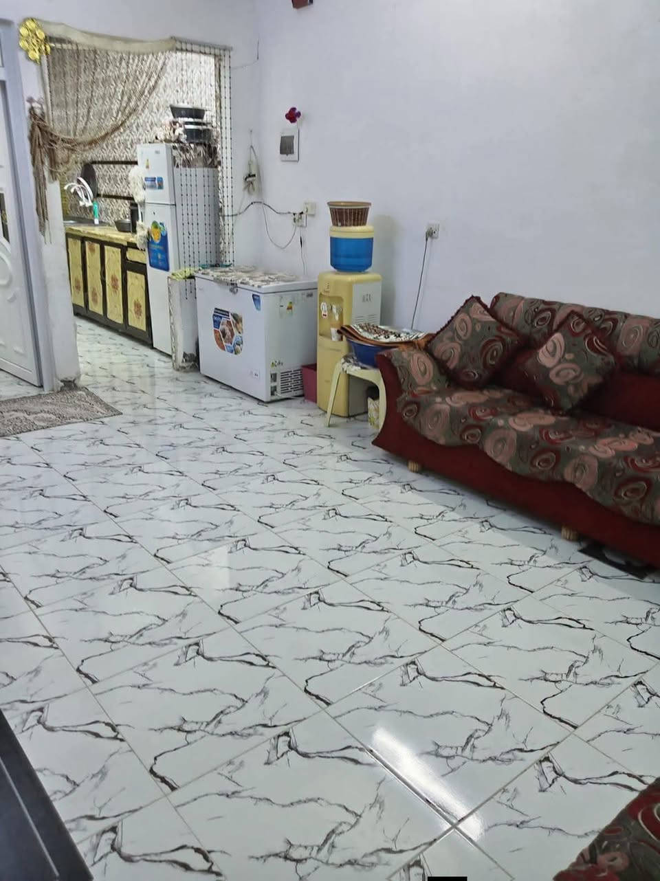 السلام عليكم/ بسم الله والصلاة والسلام على رسول الله ♦️ للبيع بسعر مناسب جدا | دار سكني – كافة الخدمات + ماء + كهرباء + تبليط/

📍 الموقع: حي السماح الثانية – التقطيع الجديد – قبل سايدين 30
📐 المساحة: 100م | 🏠 طابقين. 
📜 ملك صرف – طابو الزهور | شرط الوكالة والتحويل

التفاصيل:
ط1: غرفة نوم + هول + استقبال + صحيات.
ط2: هيكل جاهز للإكمال.

💰 السعر: 67 مليون دينار | قابل للتفاوض بشكل بسيط

✔️ موقع مميز وقريب من الشوارع الرئيسية والخدمات
✔️ فرصة مناسبة للسكن والاستثمار

للتواصل والاستفسار:
📱 *********** / زين 
📱 *********** / كورك 
📛 ابو ياسر للعقارات / نستقبل جميع العروض في احياء الموصل /
▪️ سكني 🏡
▪️ تجاري 🏬
▪️ دواَنم وأراضٍ استثمارية 🌟
