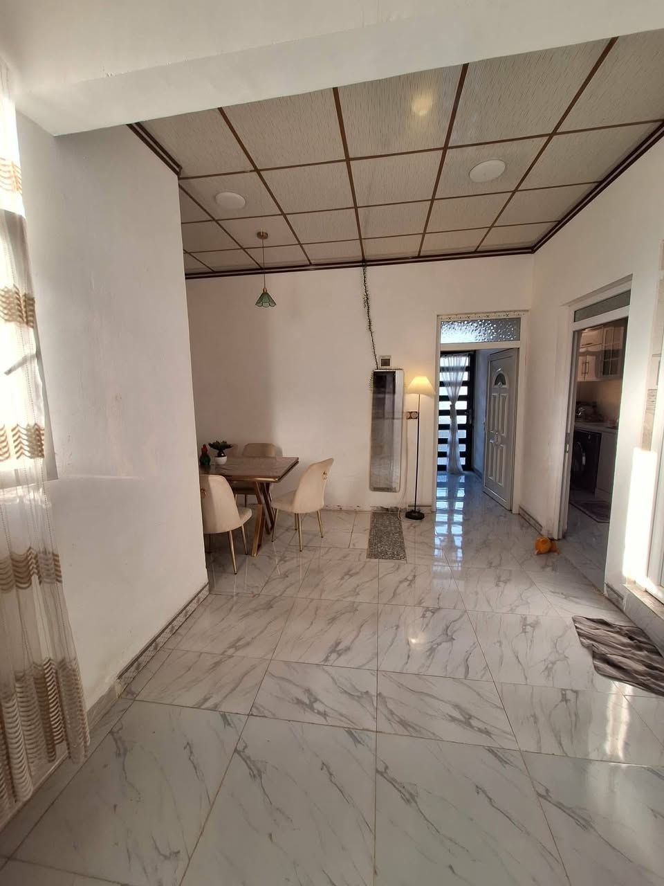 🏠 للبيع بيت في منطقة الكندي – أراضي بيت حديد
مساحة الأرض 130 م²، واجهة 6.5 م وعمق 20 م.

تفاصيل البناء:

البناء سنة 2021.

البيت مكوّن من طابقين منفصلين حاليًا.

الطابقان قابلان للدمج والانفتاح على بعضهما، والفاصل بينهما مكوّن من قطع قابلة للإزالة.

الطابق الأرضي يحتوي على غرفتين متوسطتي الحجم.

الطابق العلوي يحتوي على غرفة كبيرة جدًا.

📑 صنف العقار:

بستان ملك صرف.

طابو 25.

يوجد وصل من البلدية.

📞 للتواصل والاستفسار:
***********

