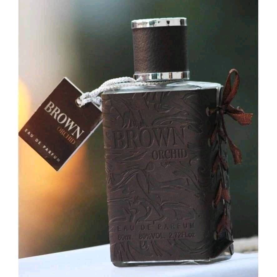 🤎  عطر دارك براون أوركيد  DARK BROWN ORCHID 🤎
       🔥عطر رجالـي أصلي🔥

يأتي عطر براون اوركيد بمجموعة مكونات ساحره لها تأثير خاص ع الحواس
هو أحد العطور الجذابه تركيبة هذا العطر جذابة ، ومتطورة ، وغامضة
 عطر مثير جدا وذو ثبات عالي عطر دارك براون أوركيد الإسم وحده يكفي لترى مدى هذه الفخامة والروعة والاناقةأناقة في إختيار الإسم ، أناقة في تركيبة العطر ، روعة وجاذبية وإثارة 🎩 ..

يفتتح عطر براون اوركيد مكوناته بالفلفل الوردي، البرتقال المر والسرو. يتضمن قلب عطر براون اوركيد كل من الزنبق ومسك الروم، اما القاعدة فتضم كل من كريمة الكستناء، الفانيلا، البتشولي والاوركيد البني.

المكونات العليا
يفتتح عطر براون اوركيد مكوناته بزهرة الايلنج، الياسمين والحمضيات؛ التي تنعشك. يمتزج كل من الزبيب الاسود و الكمأ الاسود؛ لتوفير رائحة غنية فريدة من نوعها.

المكونات الوسطى
يضم عطر براون اوركيد في قلبه كل من المكونات الخشبية، الفاكهية والوردية. توفر لك المكونات الوردية روائح منعشة ترضي الحواس. يقدم اللوتس رائحة الفواكة المغرية.


السعر 15الف وبي مجال 
🚘يوجد خدمة توصيل لجميع محافظات العراق  🚘