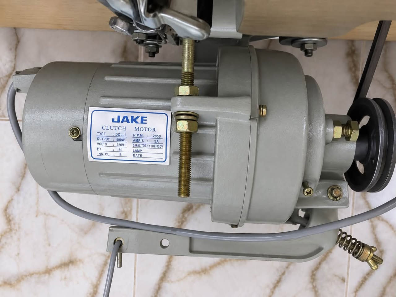 للبيع مكينة خياطة صناعية JAKE اصلية
•اصلية باب اول
• ما مبدل بيها اي قطعة ، و كلشي على وضعها الأصلي 
• المكينة متروكة من فترة طويلة
• نظيفة و موجودة مثل ما موضح بالصور 
• مناسبة للخياطة و الاستخدام الصناعي 
السعر المبدئي : 300 الف و بيها مجال للتفاوض 
العنوان : البصرة الاصمعي الجديد 
للاستفسار و التواصل واتساب او الاتصال على الرقم التالي : ***********
