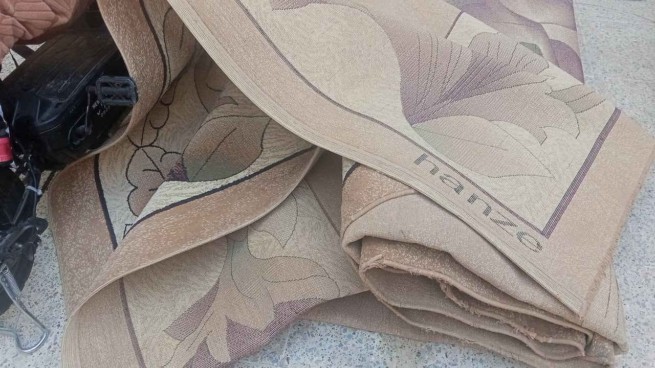 زوليه هي كاربد قياس ٤في٥كبيره
نظيفه سعرها ٥٠ الف للشراي مكاني سليمانيه شارع ستين 
رقم الواتساب ***********
