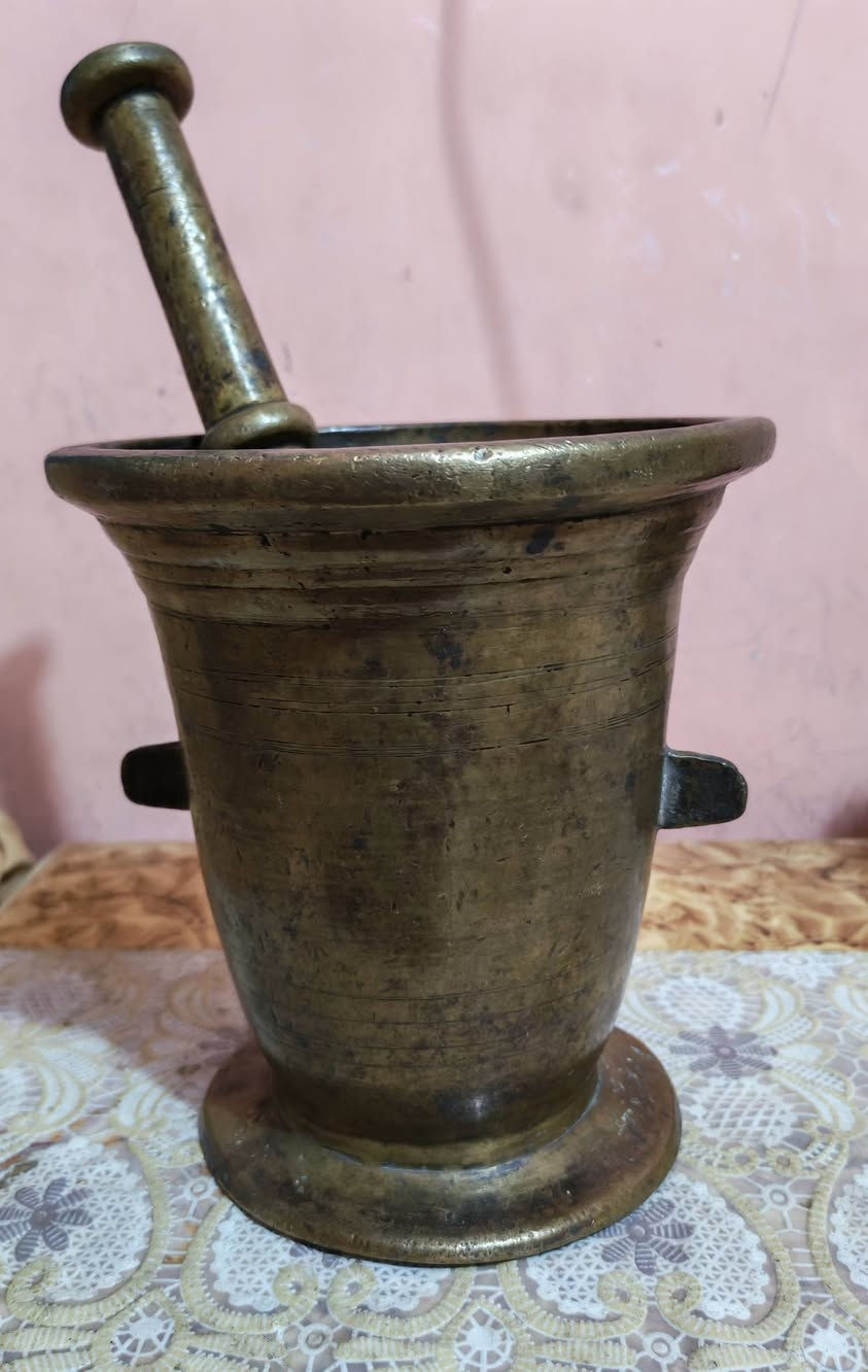 السلام عليكم
هاون تحفه قديم ابو التراچي نظيف وخالي من اي عيب وزن 5 كغم و600 غم

ارتفاعه 20 سم وعرضه 18سم

اليد مالته وزنه 1كغم و900 غم وطولها 32سم

مكانه ناصريه وسعره عالخاص للمشتري وحياكم الله
***********
