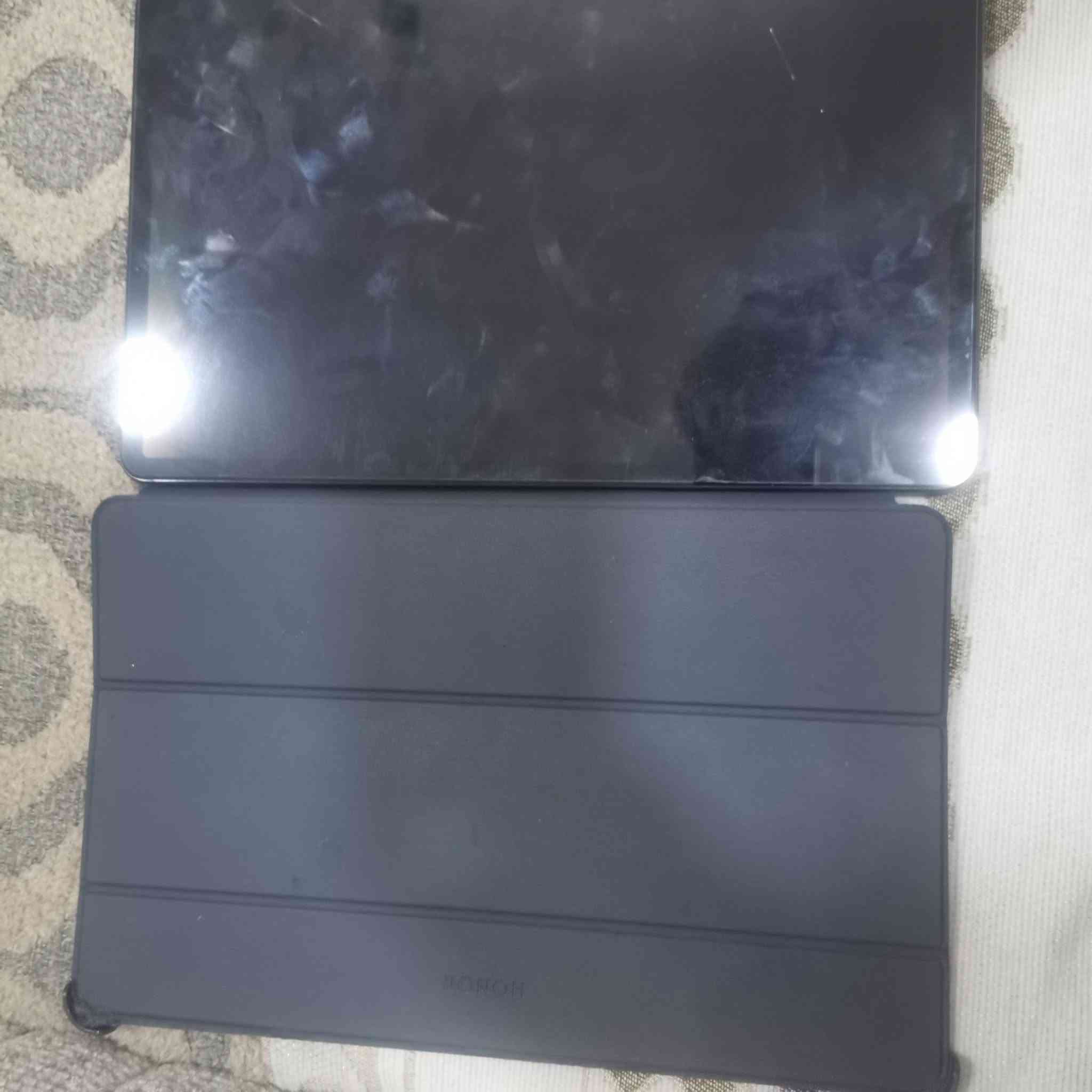 ايباد هونر X9 الجهاز نضيف وضع شركه جديد اشتريته وما ستعملته ويا كرتونه ذاكره 128الجهاز جديد وشاحنه وكفر وبي لزكه مفطوره عل حفيف سعره 225 وبي مجال للاستفسار *********** واتساب مكاني نجف تيل 130
