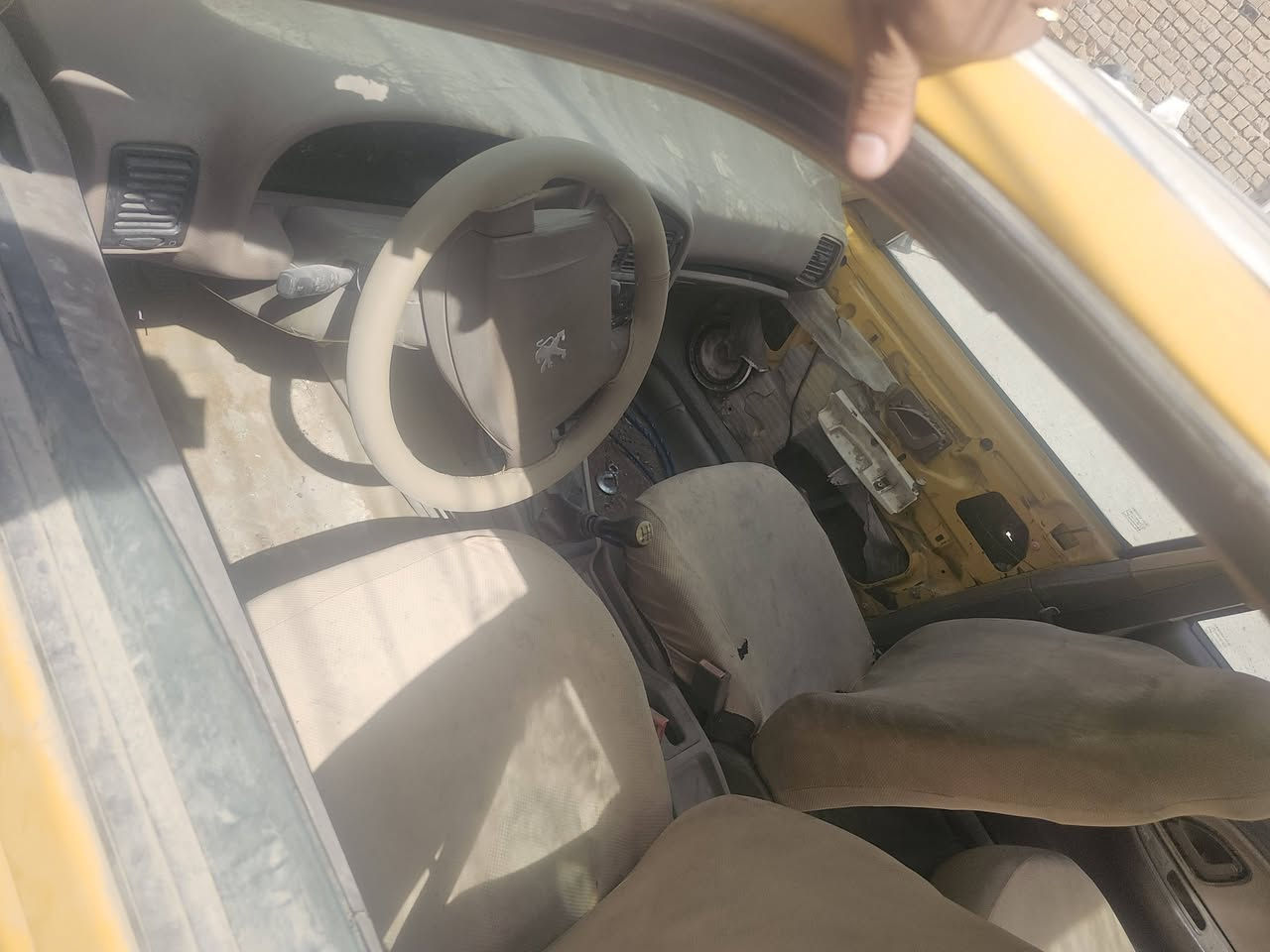 سلام عليكم بيجو أكد موديل ١٥ سنويه ما صاقطه سياره جديده بس تركته كامت عدي مصبوغه جماليه فقط تحويل مباشر ابيع كوم حديد هذني لعرف بيهن امانت الله سعر ٣٢ وبيه مجال حك جيه ***********
