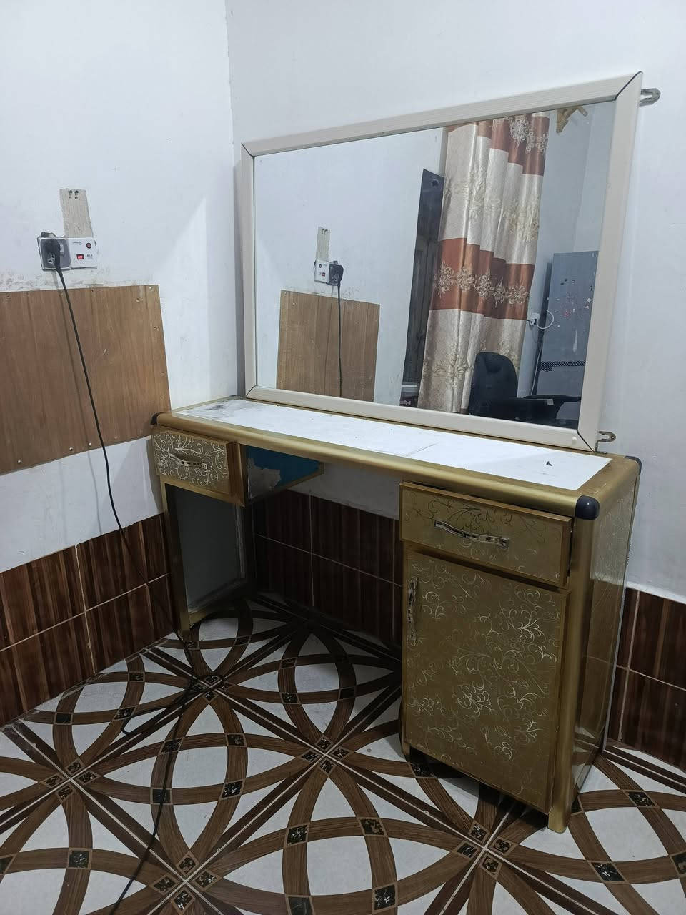 السلام عليكم يا زلمه اليوم طول متر ونص علو متر مرايه 140 بمتر

