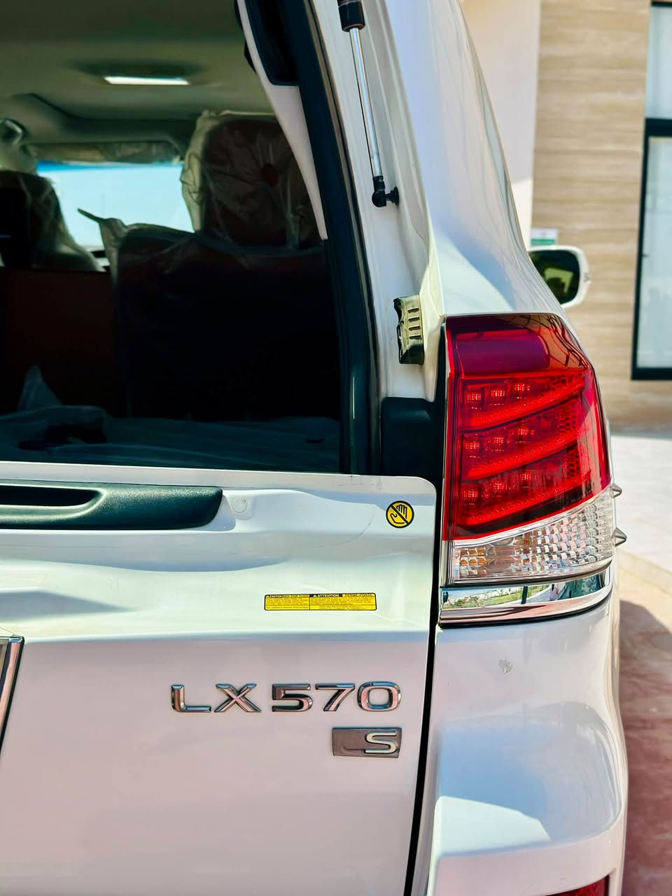 سلام عليكم لكزز 2013 LX570 sport (للبيع او مراوس) 
ماشيه 147الف السياره جديده وكلشي واضح ب السونار السعر: 340$ وبيها مجال
بغداد. العبيدي
الرقم:*********** . واتساب ***********
للتوضيح(( البنيد براغي 2 فقط مفتوحه و الباب الامامي الايمن براغي الگايد مفتوحه وليس الباب))
