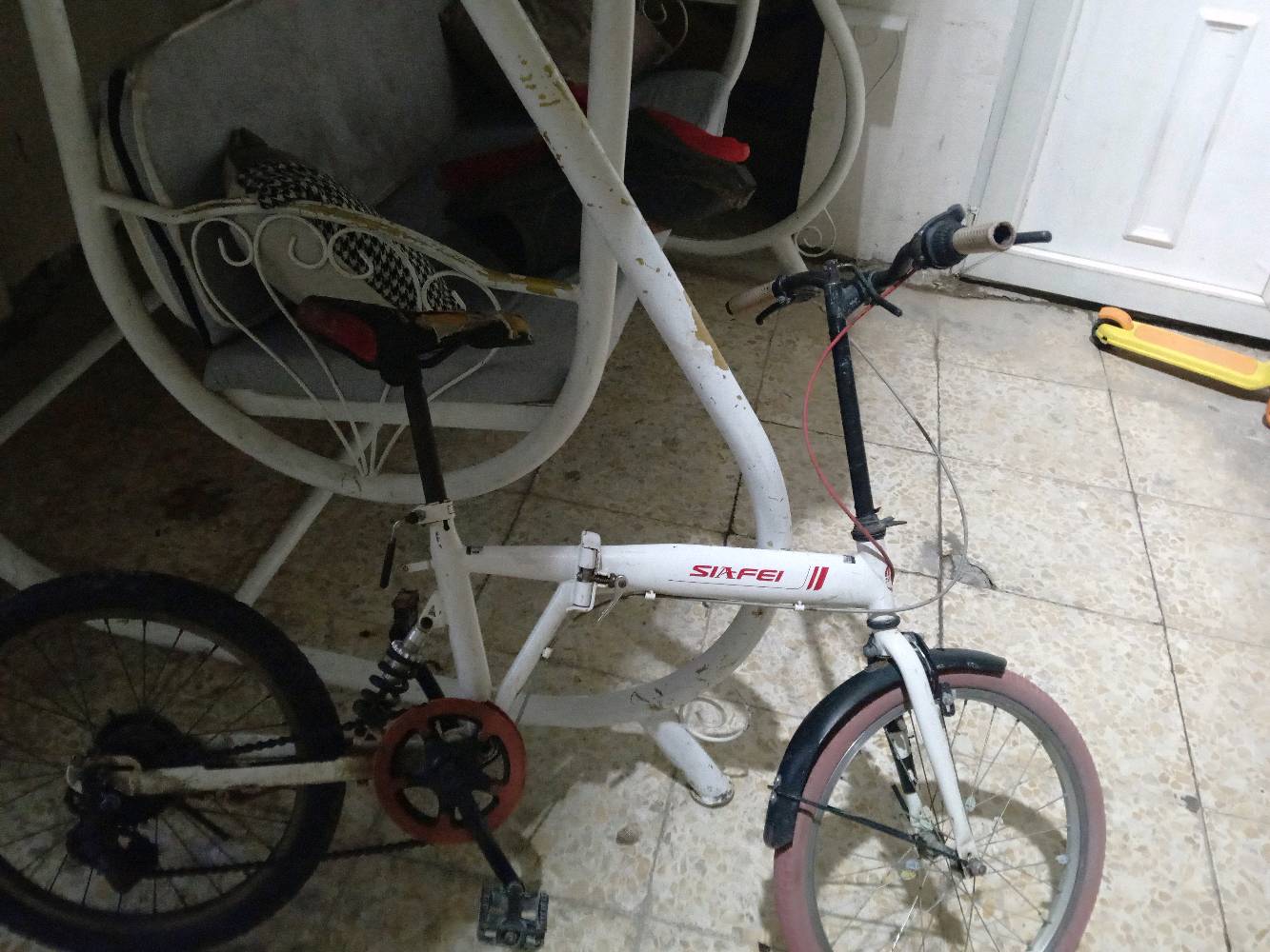 بايسكل ابوالطبكه الكير مابي سيم تسوي بالف وبراك الي كدام عطلات ولي وره مابي شي بس ضبه وتاير الي وره معوج تسوي يم المصلح بخمسه تلاف