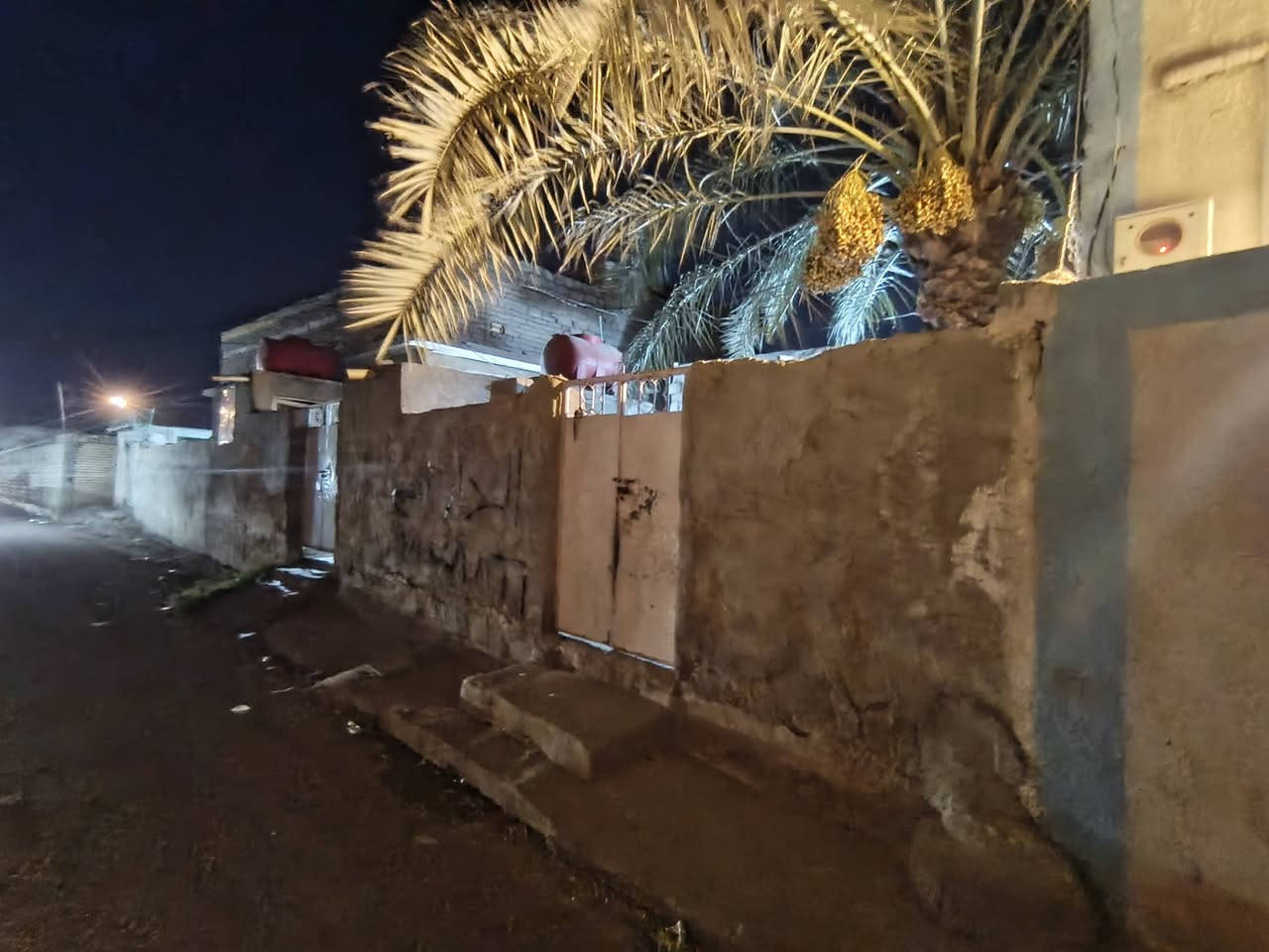 السلام عليكم  بيت مساحة 100متر   بابل ادبله الأبرأهيميه  حي النور  يبعد عن الشارع العام 75متر للأستفسار السعر 30وبي مجال شي قليل رقم***********
