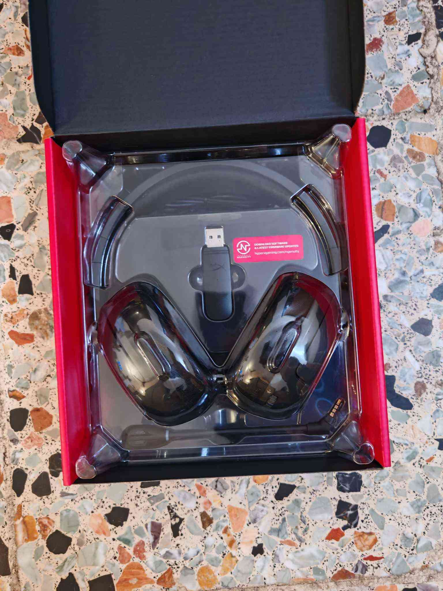 للبيع هايبر اكس كلاود فلايت اس وايرليس مستعمل نظيف جدا (HyperX Cloud Flight S Wireless)

سماعة ألعاب لاسلكية احترافية من هايبر اكس HyperX، بحالة نظيفة جداً واستعمال شخصي قليل البطارية بعدها ميه بالميه 30 ساعه، فقط جلد الرأس الهيدباند واكع منه اثر التنظيف موضح بالصور وتكدر تبدله بالصناعه او اي احد عنده اكسسوارات سماعات.

السماعة تعمل بشكل ممتاز، وجميع الوظائف والأزرار والمايكروفون والاتصال اللاسلكي شغالة، وتأتي مع الكارتون الأصلي وجميع الملحقات.

 أهم المميزات
 اتصال لاسلكي 2.4GHz
اتصال سريع ومستقر بدون تأخير ملحوظ، عن طريق USB Wireless Adapter.

 صوت قوي وواضح
درايفرات بحجم 50mm تعطي صوتاً واضحاً وقوياً للألعاب، الأفلام والموسيقى.

 تقنية Virtual 7.1 Surround Sound
صوت محيطي افتراضي يساعد على تحديد اتجاه الخطوات، الطلقات والأصوات داخل الألعاب.

 عمر البطارية يصل إلى حوالي 30 ساعة حسب مستوى الصوت وطريقة الاستخدام.

 شحن لاسلكي Qi
تدعم الشحن اللاسلكي باستخدام قاعدة شحن متوافقة مع معيار Qi، بالإضافة إلى الشحن عن طريق USB.

 مايكروفون قابل للفصل
مايكروفون Noise-Cancelling قابل للفصل، مع زر لكتم الصوت ومؤشر LED.

 تقنية Mic Monitoring
إمكانية سماع صوتك أثناء التحدث.

 التحكم بصوت اللعبة والمحادثة بشكل منفصل
يمكن تعديل توازن Game / Chat مباشرة من السماعة.

 أزرار تحكم مباشرة على السماعة
التحكم بالصوت، التشغيل، كتم المايك، تشغيل/إيقاف 7.1 وغيرها بدون الحاجة لاستخدام الحاسبة.

 وسادات أذن مريحة مناسبة لجلسات اللعب الطويلة.

 برنامج HyperX NGENUITY
إمكانية تخصيص بعض إعدادات السماعة والأزرار من خلال البرنامج.

 المواصفات الاخرئ
• مدى الاتصال: يصل إلى 20 متر تقريباً
• الاستجابة الترددية: 10Hz – 20kHz
• المقاومة: 32Ω
• الوزن: حوالي 310g
• الوزن مع المايكروفون: حوالي 320g

 المحتويات

 السماعة HyperX Cloud Flight S
 المايكروفون الأصلي القابل للفصل
 USB Wireless Adapter الأصلي
 كيبل الشحن USB
 الكارتون الأصلي
 جميع الملحقات الأصلية الموجودة معها

 الحالة
 نظيفة جداً واستعمال شخصي قليل
 بدون كسر
 الصوت يعمل بشكل ممتاز
 الاتصال اللاسلكي يعمل بشكل ممتاز
 المايكروفون يعمل بشكل ممتاز
 جميع الأزرار والتحكمات تعمل

 الموقع: بغداد، الغدير قرب الربيع سنتر

 السعر: 115،000 دينار عراقي بي مجال بسيط جدا

 المعاينة والتجربة متاحة قبل الشراء.

 يوجد توصيل لبغداد المحافظات

 للمهتمين، مراسلة خاص او على رقم الهاتف 
*********** بغداد, العراق
