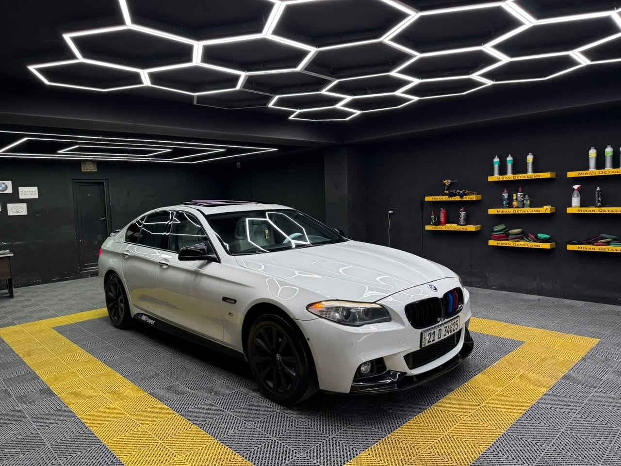 السلام عليكم
Bmw 530
موديل ٢٠١٣
خليجي وكاله العروش
السياره مكفوله من كلشي ومابيهة اي نقص وجديد مسويلهة سيرفس عام التراي مالتهة مال سياره زيرو وانطيهة بشرط ترايك للبصره
المواصفات =

شاشه جبيره
٥ كامرات
ابواب شفط
٥ بردات
صندوق شفط
لايت داينمك
سلايد جبير
محرك n52 المرغوب
فول الفول ١/١  مواصفاتهة واهل الخبره يعرفون شنو بعد بيهة مواصفات
السعر ١٩٥ ورقه
للاستفسار ***********

