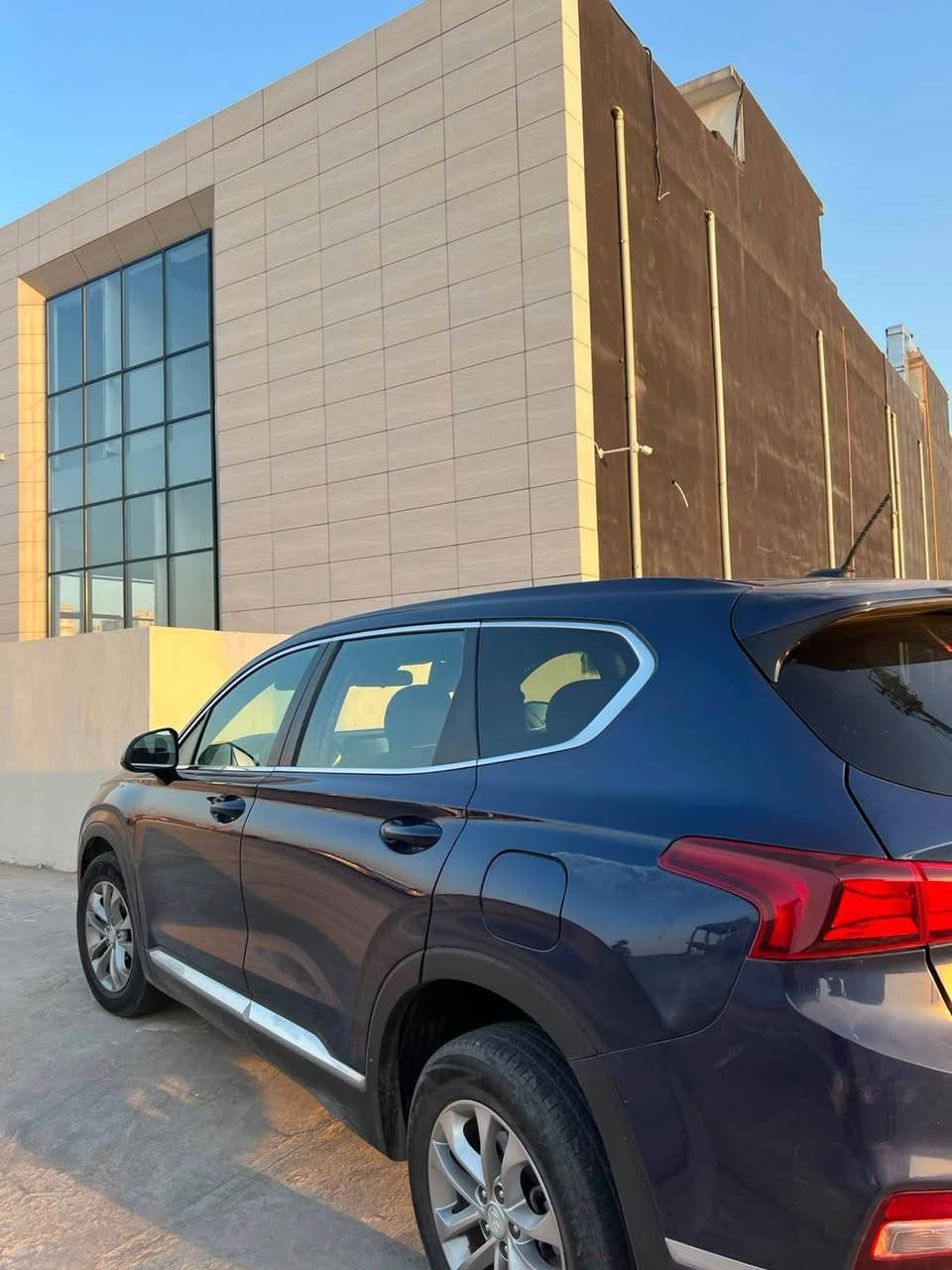 السلام عليكم للبيع فقط بدون مراوس. 
بسعر جوا السوك 140 ورقه فقط و بيها مجال بسيط 
سنتافي 2019 لون نيلي 
مواصفات عادي 
جامات كهربائية شاشة و كاميرا 
تحكمات رادار امامي و جانبي 
نقاط عميه كروز كونترول تفاعلي 
محركة 4 سلندر 2.4 
تبريد ثلج ⛄️ 
تدفئة 
كشنات مخمل 
السياره بيها نص الصندوق و نص الجمالخ الخلفي 
مال امريكا 
و با عراق صار بيها جاملخ امامي فقط رش 
ماشيه 120 الف 
السعر بلاش بلاش جوا السوك 140 و بيها مجال بسيط للطيبين 

للتواصل ***********

للتواصل ***********

عنوان السياره اربيل 32 بارك أربيل, العراق
