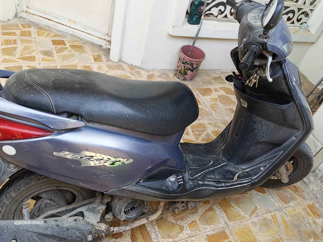 دراجه بريز لون رصاصي نضيف المكينة ممفتوحه المكان الامين ***********
