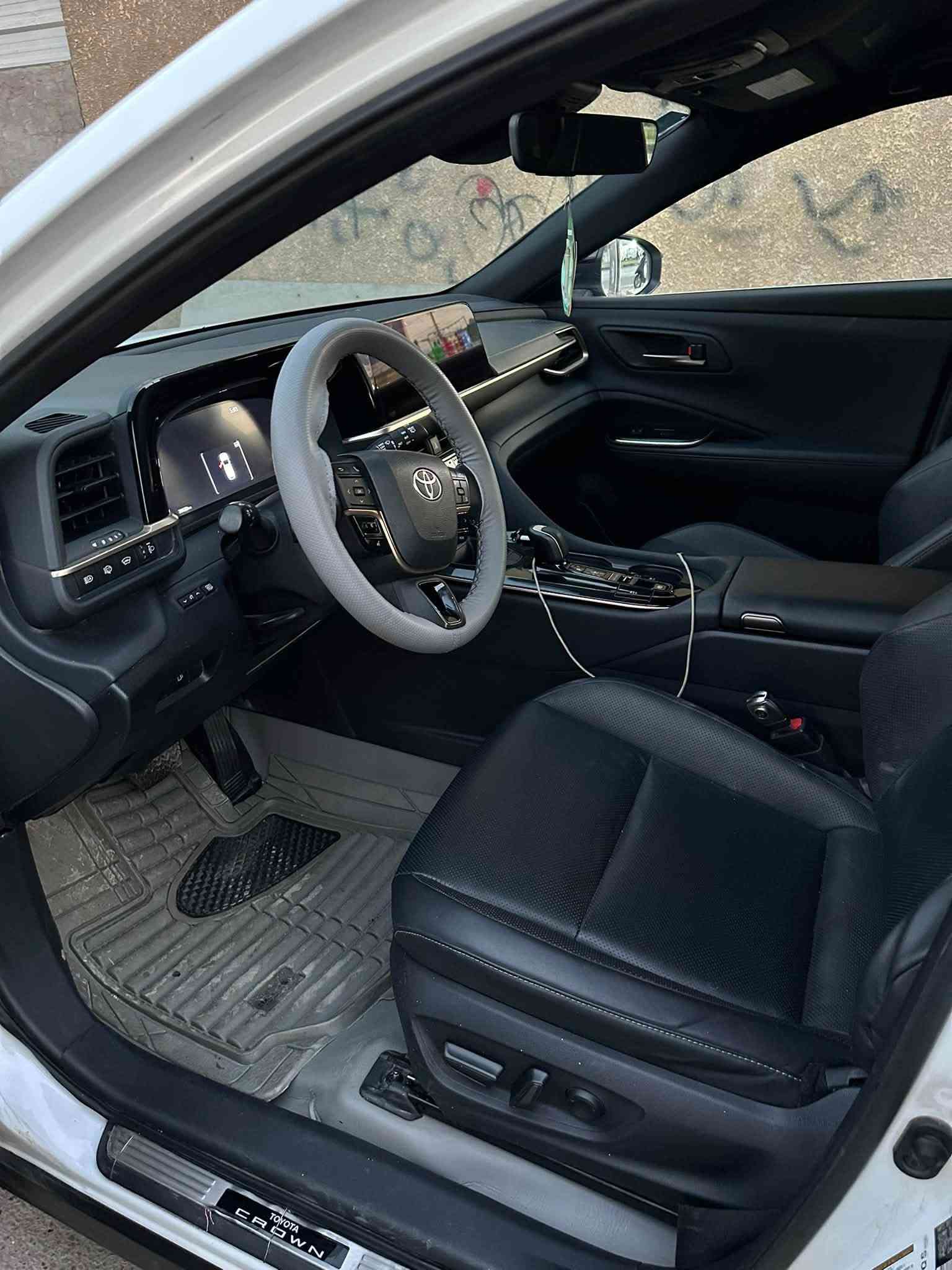 السلام علكيم
👑 تويوتا كراون سيجنيا 2025

Toyota crown signia 2025

فاخرة وعملية تجمع بين الفخامة والتكنولوجيا المتقدمة والتوفير في استهلاك الوقود

بنظام دفع رباعي هجين يجمع بين محرك بنزين بأربع أسطوانات سعة 2.5 لتر طبيعي التنفس و محركات كهربائية عدد 2

وارد امريكي 
فول موصفات عده الفتحه
عدد الاحصنة : 240 🐎 
اللون : ابيض
صوره الحادث مع الصور  السياره بدون تبديل 
بيه /٣٦ حالوبه /بل القماره والبنيد/ 
سعره ٢٧٥ وبيه مجال 
رقم بغداد 🇮🇶
ماشيه 28
مقاعد جلد  تدفئه تبريد الخلفي تدفئه
مكاني بغداد حي اور
سعره ٢٧٥ وبيه مجال
***********
