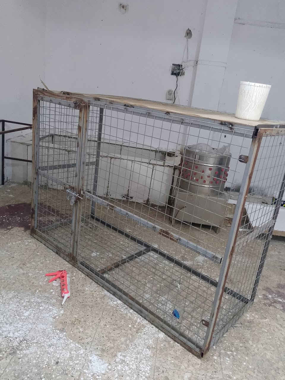السلام عليكم اخوان محل للبيع مع الايجار شوايه اسماك حوض اسماك طباقات دجاج طبقات اسماك اقفاص دجاج محل كامل يجي بس يفتح الرزق على الله ومن الله التوفيق رقم التليفونات ***********,,,, ***********
