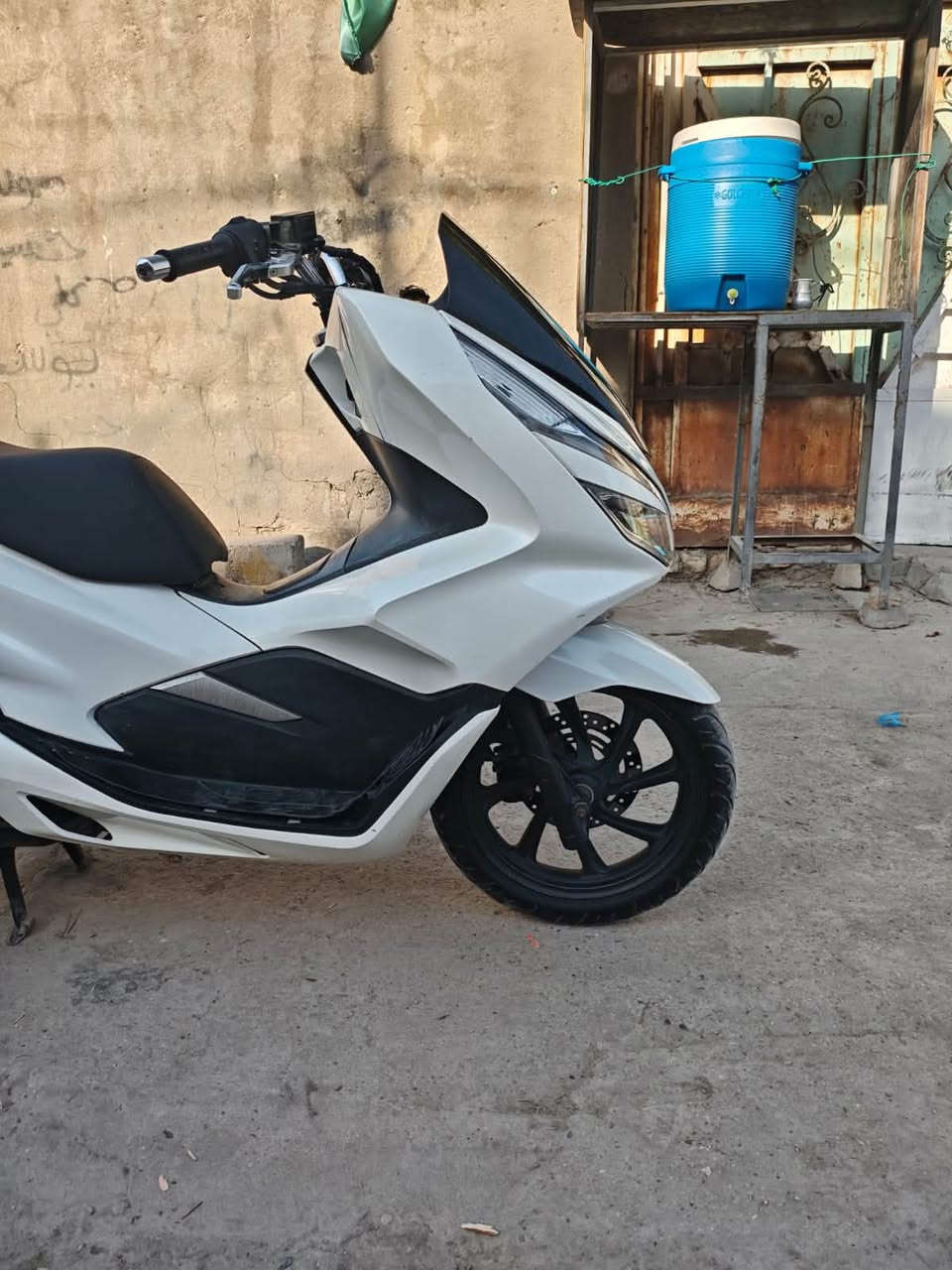 pcx جيل الثالث وارد كوري
مكينة 125 مكفوله  لامفتوحه ولا تنقيص ولا تبخير 
كفرات بلاديه 
كهربائيات شغاله حساس استاند حساس ازدحام 
لايت عالي ناصي دبل إشاره  
ماشيه 36الف حقيقي 
شلعه ومعدل تشگ الگاع 
الدراجه مكفوله اي نقص ما بيها 
بغداد مدينة الصدر 
السعر 13 وبيها مجال حگ الجيه 
***********
