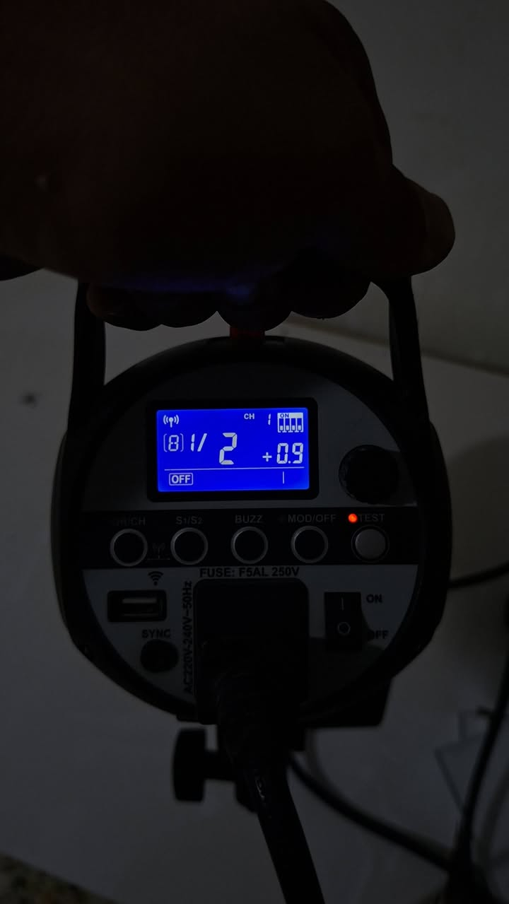 اضاءة كت godox sk 400 ii
الإضاءة شغاله بس اكو خلل بالاعدادات 
يعني ماكو ضربة فلاش ما اعرف اضبطها
نقص جنطة و ستاندات و الشمعة الداخلية 
ابيعها على وضعها ب 100 الف والتوصيل عليه
و هذا رقمي ***********
