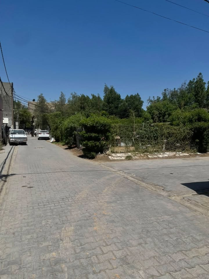 دار للبيع مساحة 295 طابو صرف منطقة مصطفى راغب موقعه ممتاز بين الجبل و شارع اربعين يبعد تقريب 50 متر عن شارع 40 المنطقة تعتبر قلب مدينه الحلة كلشي قريب عليها البيت بناء قديم  مترمم  جزء منه البناء طابقين منطقه حلوة خدمات ممتازة ماء كهرباء مجاري بوقت المطر الشارع يعتبر ناشف الشارع مقرنص المدارس كلها قريبه جدا من البيت  و روضة متوفره للتفاوض للاستفسار ‭***********‬
