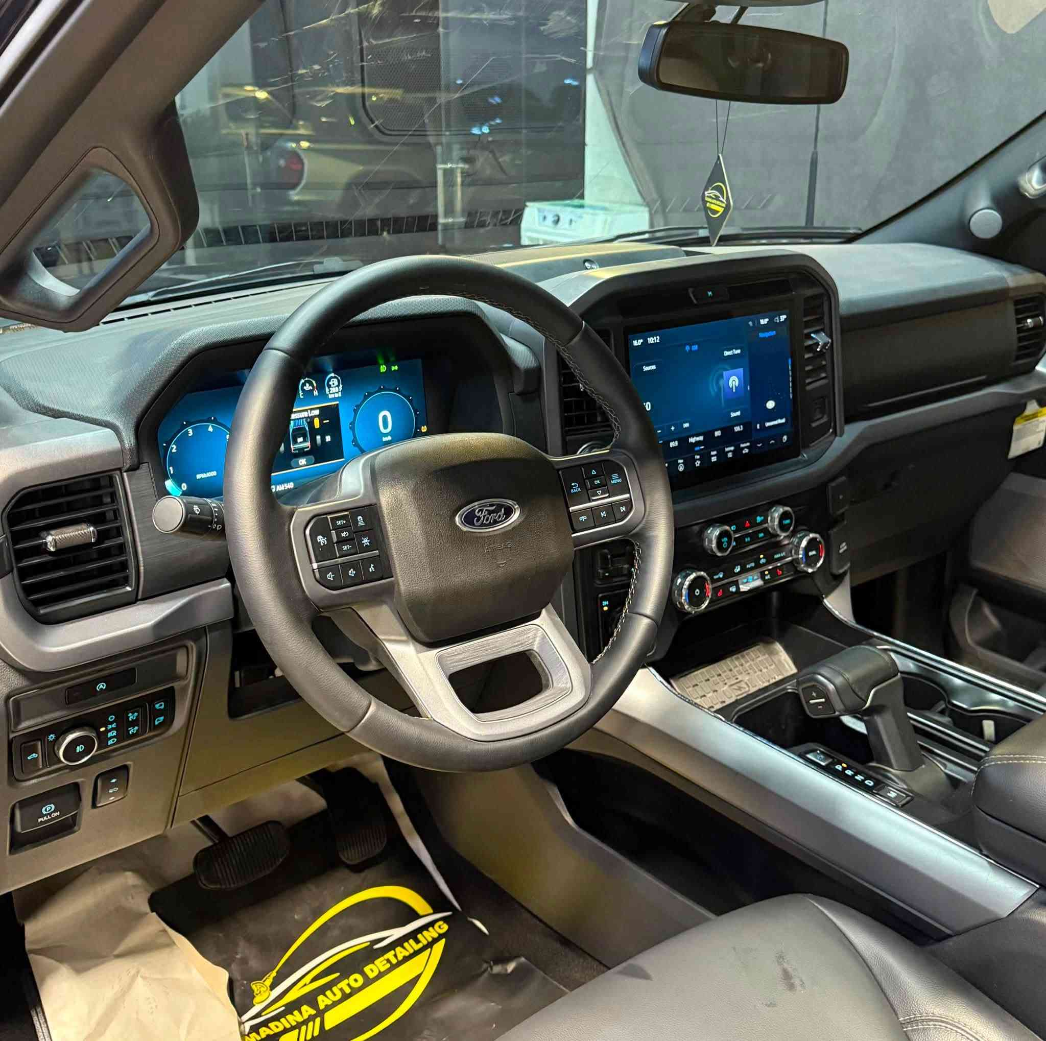 Ford F-150 
XLT 2025
V6 - 2.7T - 4x4

بسمە و شغال
شاشە کبیر
٤ کامیرە
لایت لید 
کوشینات جلد
کوشین کهرابایی
گیج الکترونی
بانورامە
رادار
ئوتو ستوب
ویل 20
باب طویل
بودی قصیر

1.000 mile
1 قطعە صبغ
سعر 405 ورقە

معرض ( مەدینە ) اربیل شارع ١٠٠م
***********
***********
