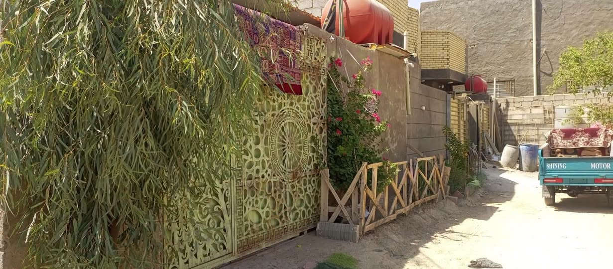 بيت للبيع المساحه 100م  سند 25 يتكون من غرفه وستقبال ومطبخ وصاله وصحيات  السقف سندويج   ماء ومجاري وكهرباء يبعد عن الشارع 200م المكان الحر الصغير على البزل حي الهادي قرب مخزن سيراميك شهرزاد ***********  سعره 45  وبي مجال
