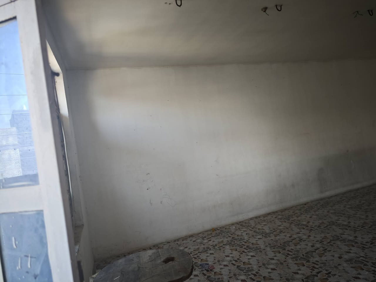 غرفتين وحمام وتواليت وصالة ( من ضمنها المطبخ)
و سطحين+ البيت بحالة جيدة ونظيف ماكو شيء مكسور ونقط الكهرباء كلهن موجودة 
المكان: بداية السريدات الجديدة مدخل علوة السمج بداية شارع منصور الركابي المربع الأول / مساحة الطابق الأول 200 متر بس مساحة الطابق الثاني  150 متر / المي 24 ساعة متوفرة والكهرباء مال مربع الأول معروفة شلون زينة / الطابق الأول بي فقط 4 نفرات و الحمد الله هدوء 24 ساعة

 الايجار 300 ألف 

للتواصل: 
***********
