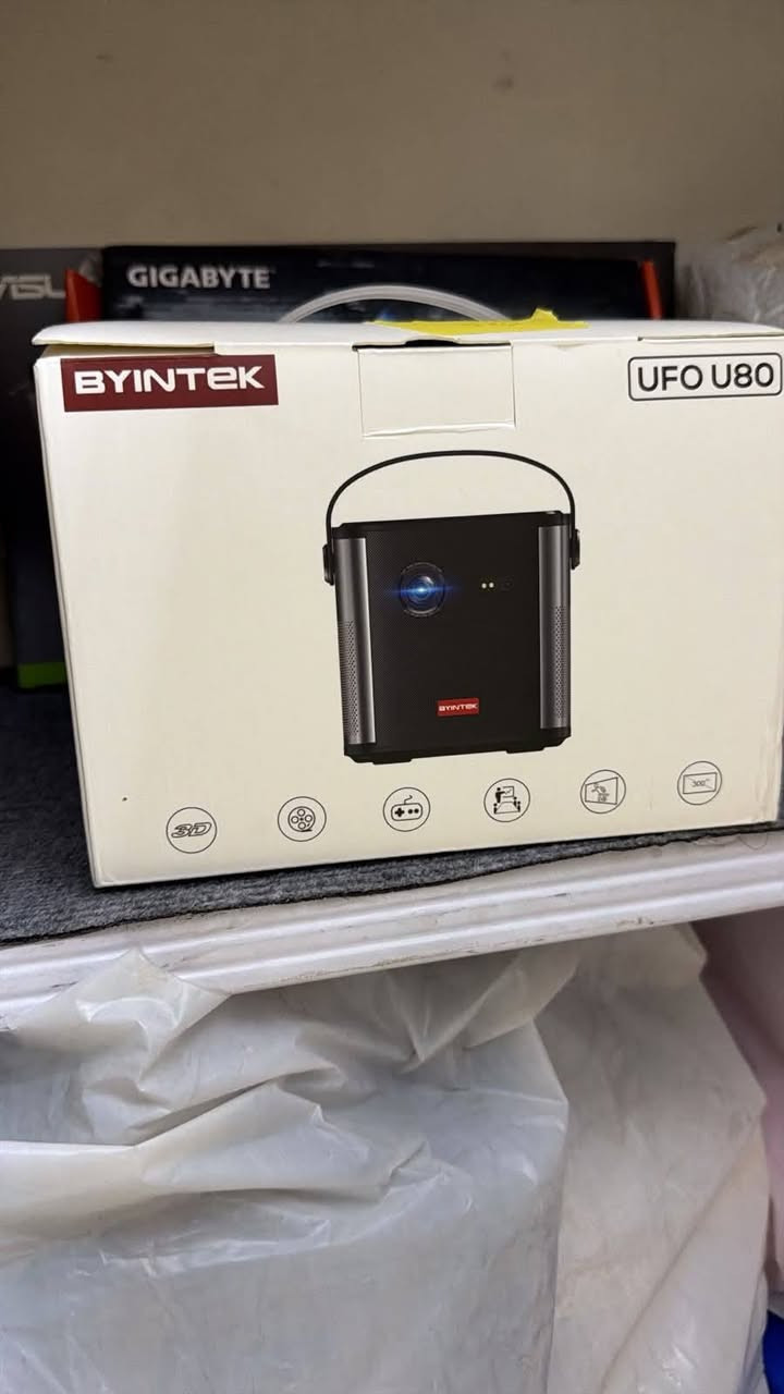 🎬 بروجكتور BYINTEK UFO U80 المحمول - سينماك وين ما كنت!
داتاشو خرافي جدا

​إذا كنت تبحث عن تجربة مشاهدة مذهلة في البيت، المكتب، أو حتى في الطلعات والتخييم، فهذا الجهاز يجمع كل ما تحتاجه:

​✨ صورة فائقة الوضوح: دقة Full HD حقيقية مع دعم محتوى 4K وألوان زاهية.

​🔋 بطارية ضخمة: بسعة 15000 مللي أمبير تتيح لك التشغيل لاسلكياً دون الحاجة لكابلات طاقة دائمة.

​🤖 نظام أندرويد 11: يتيح لك تصفح الإنترنت وتنزيل تطبيقاتك المفضلة (مثل يوتيوب ونتفليكس) مباشرة.

​⚙️ سهولة التثبيت: خاصية التركيز التلقائي (Auto Focus) وتصحيح الانحراف لضبط الصورة في ثوانٍ.

​🔊 صوت ستيريو مدمج ودعم الاتصال بالبلوتوث والواي فاي.

​📦 متوفر الآن!

للطلب أو الاستفسار عن السعر والتفاصيل، يرجى مراسلة الصفحة 📩 أو ترك تعليق وسنتواصل معك فوراً.

بس وحدة قطعة موجود كبس بلكارتون شركة ..

للحجز عبر واتصاب ***********

