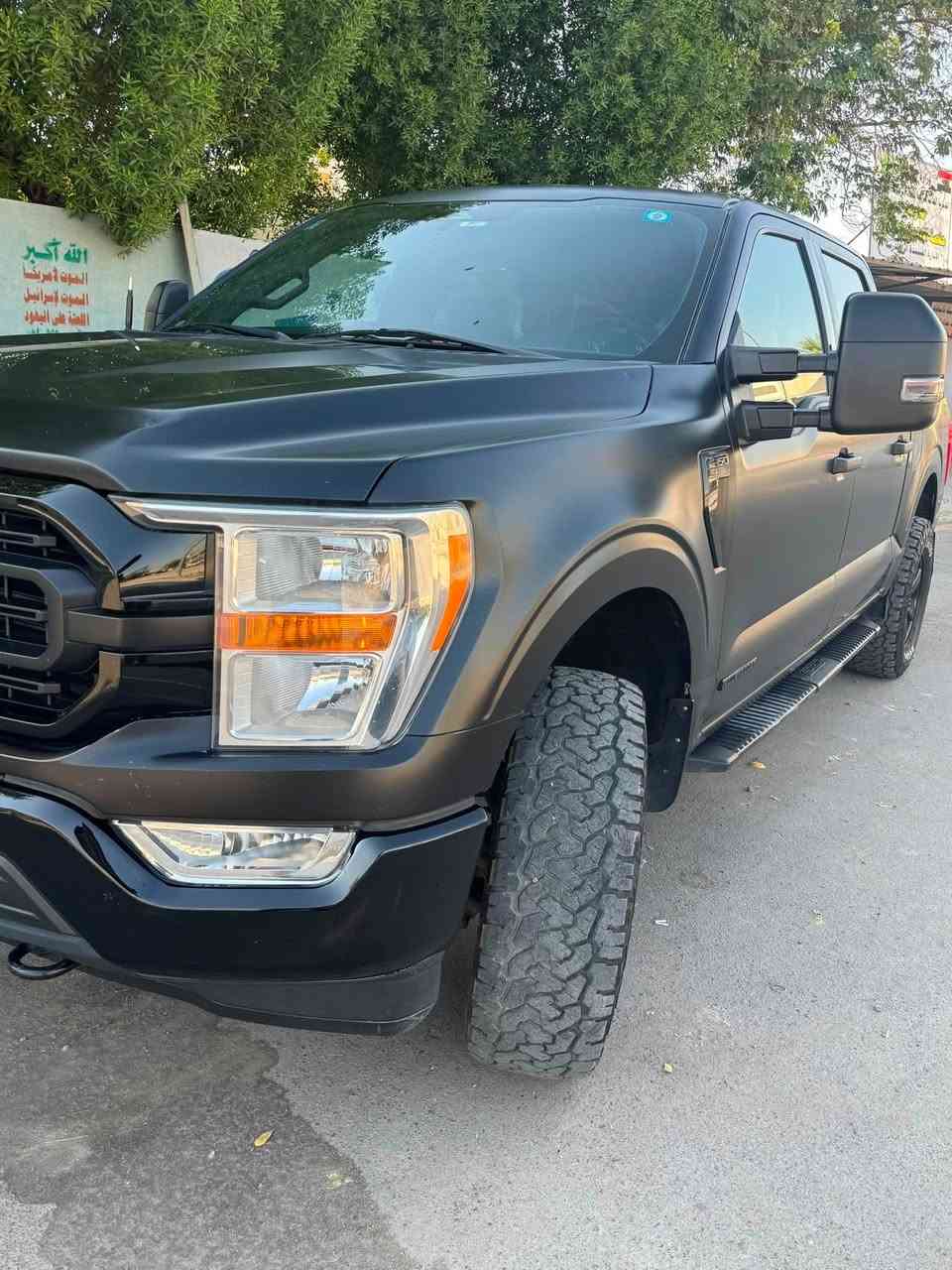 🛻 للبيع: فورد F-150 XLT PowerBoost Hybrid موديل 2022
السياره عليه تغليف بي بي اف  شفاف مات بي ضمان 10 سنوات 
وتايرات جبليه 
وترفيع بأميركا 3 انج
 نظام فورويل Drivetrain 4x4.
 المحرك: 3.5L Twin-Turbo V6 EcoBoost مع نظام PowerBoost Hybrid (أداء قوي جداً واقتصادي ممتاز في استهلاك الوقود).
 ناقل الحركة: أوتوماتيك تعليك 
 الفئة: XLT.
 الممشى 116791 الف كيلو وقابل للزياده
 اللون الخارجي: [اسود ].
 اللون الداخلي: [رصاصي].

 (مولد كهرباء مدمج للتشغيل والرحلات). ينطيك 30 امبير حقيقي
 وضعيات قيادة متعددة
 (Eco, Normal, Tow/Haul, Eco, Slippery, Mud/Ruts, Deep Snow/Sand).
 شاشة تشغيل كبيرة تدعم Apple CarPlay و Android Auto نظام SYNC 4.
 كاميرا خلفية مع حساسات مساعدة على الركن.
 نظام تثبيت السرعة ومكابح طوارئ تلقائية ونظام التنبيه عند الخروج من المسار.
📌 حالة السيارة والفحص:
 الحادث باب البدي الخلفي تبديل وكاله + تعديل جاملغ الايمن الخلفي
مكان السياره بغداد الغدير
السعر 260 وبيه مجال للشراي
سونار للسياره موجود 
رجاء اخوتي الي يشوفه غاليه خلي يعبر المنشور السياره ضربته شبه كلين 
رقم الهاتف ***********

