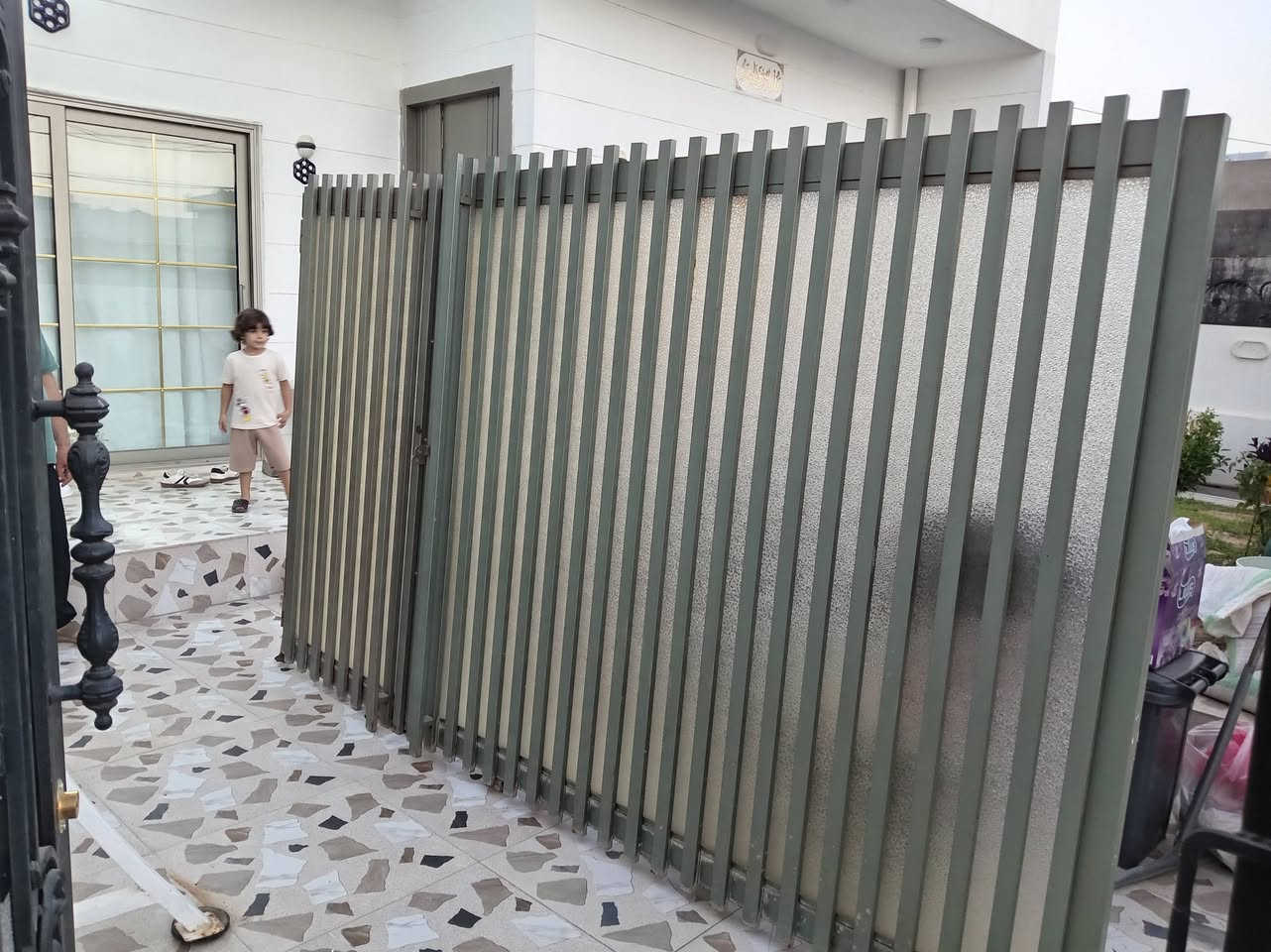 باب كراج حديد مثل ما واضح بالصورة القياسات ٣ أمتار عرض ١٨٠ ارتفاع كامل مكمل السعر ٢٠٠ الف للاستفسار *********** كركوك
