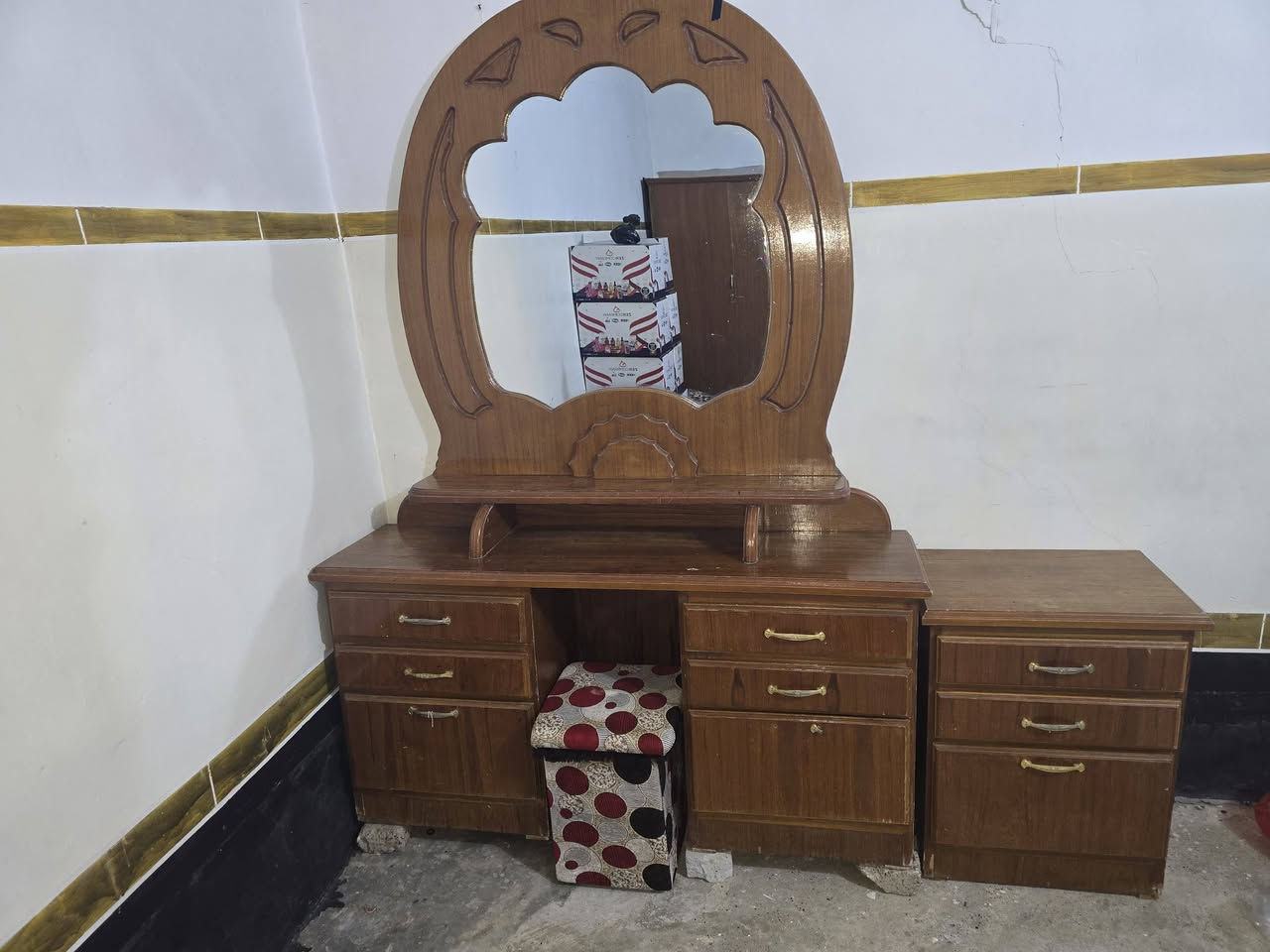 #للبيع تخم غرفة نوم كامل بسعر مناسب مستعمل نظيف سعرها (350) ألف بيها مجال  اتصال على الرقم***********
