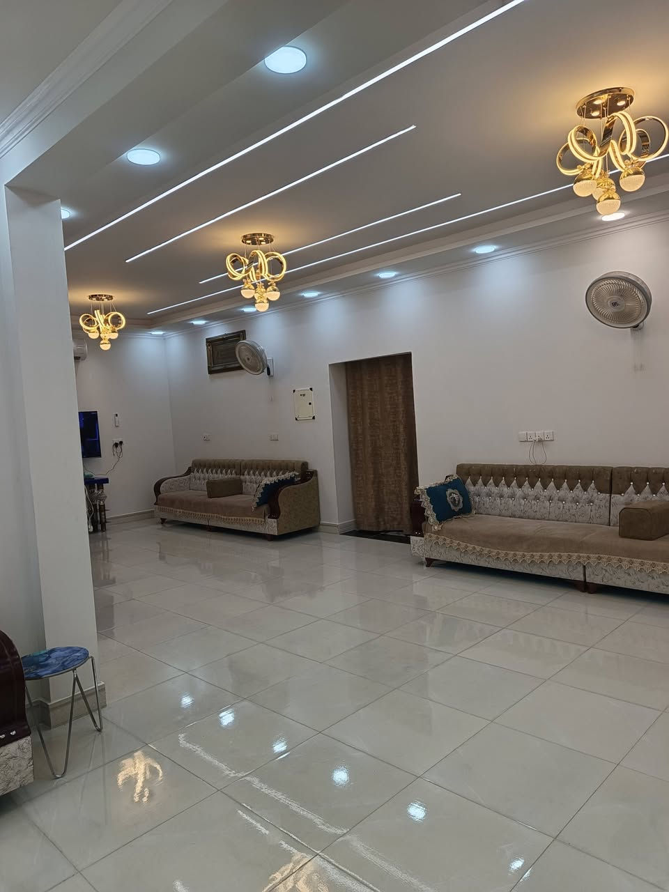 يالله سلام عليكم
بيت للبيع مساحه الكليه 1000م بناء طابوگ  بناء 200م  يبعد عن شارع العام 100 م

 العنوان منطقة الشوفه  قرب المشتل  

 محتوياته  غرفتين  ديوانيه  وصاله عدد 2  ومطبخ وصحيات. 

كافه الخدمات 
سعر 130 وبي مجال بصيط لجاد  
  
الهاتف /‏‪***********‬‏
