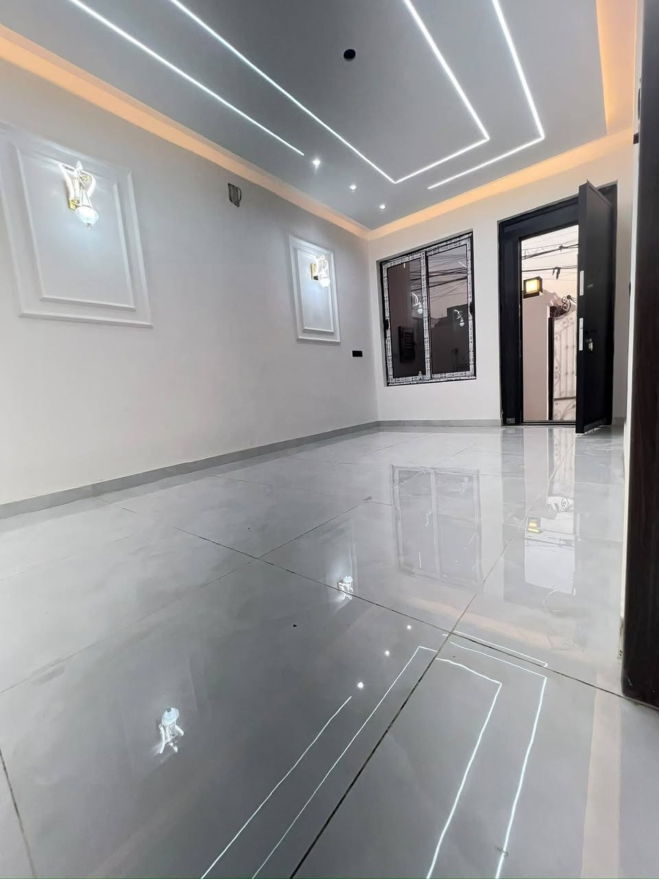 سعر الدار  245 مليون فقط
دار  للبيع مساحة الدار 100 متر
الواجهه 5  النزال  20  ' يحتوي على 3 غرف
 بناء حديث درجه اولى ضلع منفصل
1⃣الطابق الأول : 
▪️صاله مطبخ غرفة نوم حولي درج خدمات
2⃣الطابق الثاني
◽️ 2 غرف نوم ' خدمات ' بيتونه ' سطح
موقع مميز حي الجهاد/   الامانه مقابل 
مدينة الالعاب خلف الشارع العام
***********   ,    ***********
