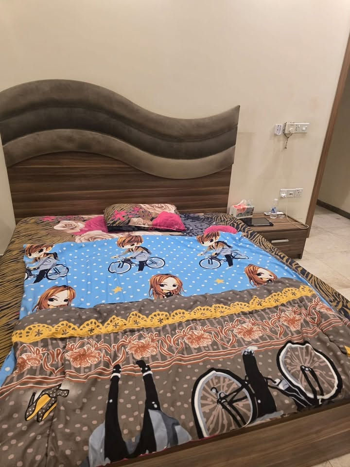 غرفه للبيع ب٢٠٠ جربايه وكومديات عدد٢  وميز ظرر فقط مجر بالكومديات يحتاج سكه وفايبره للجربايه التواصل على الرقم ***********
