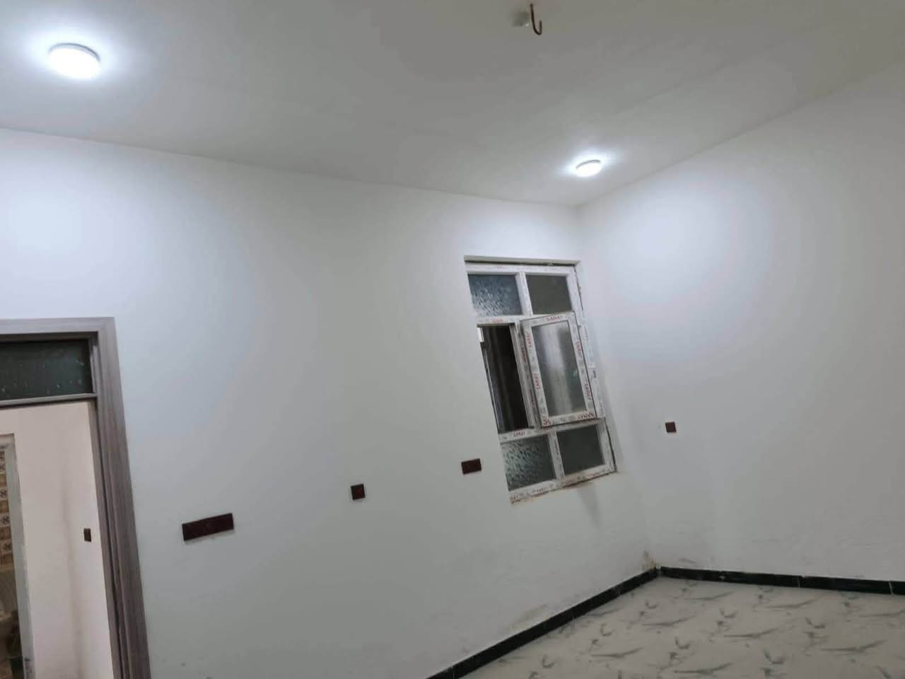 ⭕ بيت للبيع طابو زراعي سند 25 )(مشمول تطويب خدمات تبليط_)
⭕️المساحة 200  
⭕️العنوان الدار  / التقية الثالثة _داخل مجمع الروان النموذجي  
⭕️بناء البيت 2025
⭕️بناء  مسلح 
—————————————
           تـــفـــاصـــيـــل الـــدار 
(كونكريت مسلح )
⚜️ غرفتين 
⚜️صالة 
⚜️استقبال
⚜️مطبخ 
⚜️مجاميع صحية 
⚜️طارمة  
ــــــــــــــــــــــــــــــــــــــــــــــــ

للأستفسار خاص او  مراجعه مكتب 🏢 العاصمة للعقارات والمقاولات العامه العنوان ام الخيل ساحه الاحتفالات قرب البلديه الجديده

نص مكتوب في الصور:
- ***********