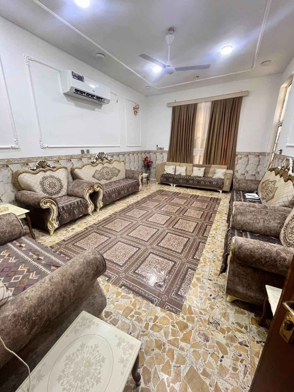 🏠 بيت للبيع - ركن مميز
📍 الموقع: في الخمسه دولم

* [طريق الدغاره]
* يبعد عن الشارع الرئيسي مسافة 200 متر فقط.

📄 السند القانوني:

* طابو صرف عثماني.

📐 المساحة والبناء:

* مساحة البيت: 260 متر مربع.
* نوع البناء: كونكريت (صب مسلح).
* التصميم: بيت ركن.

🛌 التفاصيل الداخلية والخارجية:

* الغرف: 4 غرف نوم (2 في الطابق الأرضي + 2 في الطابق العلوي).
* المرافق الأخرى: صالة واسعة.
* المطبخ:  (حار + بارد).
* الحمامات: مجموعات صحية داخلية وخارجية.

📞 للتواصل والاستفسار:صاحب العقار: ***********

* * أو المراسلة عبر الواتساب مباشرة.: [ ***********]
