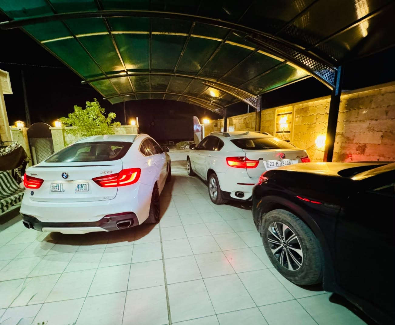 السلام عليكم 

للبيع 
BMW F16 
x6 m50 i  2015
8 سلندر n63 الحديث
480 حصان 
تسارع من 0-100  4.5 ثانية 
خليجية شركة العروش
السيارة m اصل حتى الشاشة m والعدادات و الابواب والستيرن وكل شي بيها m 
اعلى مواصفات :
دفع رباعي
4 كاميرات 
3 شاشات 
الابواب والصندوق شفط
لايت لد داينمك 
كل السيارة جوبلس
تدفئة و تبريد بالمقاعد + مساج
ثلاجة داخلية 
بردات
فتحة سقف
dvd 📀 امام وخلف + سي دي جنجر + aux هارد داخلي 
ستيرن كهرباء 
دخول ذكي
خاصية التحدث مع السيارة + تسجيل الصوت
سايد بريك كهرباء + اوتو هولد
نظام المنحدرات
4 وضعيات قيادة + وضع الاقتصادي
مرايا شفط معتمة 
داخل جلد لونين + سقف اسود 
نظام صوتي Harmen/Kardon
كزوزات صالنصة رياضية m بلاد 
ماسحات اوتو 
مواصفات كثيرة لم اذكرها
السيارة بوضع جيد جدا ولا تحتاج اي صيانة ولا يوجد اي خلل او مسج
محرك جديد 
صدر كامل جديد  اصلي+ مشط ستيرن جديد 
كمبريسر تبريد جديد اصلي غير مستخدم مع الملحقات 
السيارة شخصياً صارف عليها 55 ورقة
كل شغلها يم اسطه عمار بديالى 
رقم جديد وسنوية بأسمي وهزة جديدة 
السعر 265 

السونار مرفق 
مكان السيارة بابل
***********
