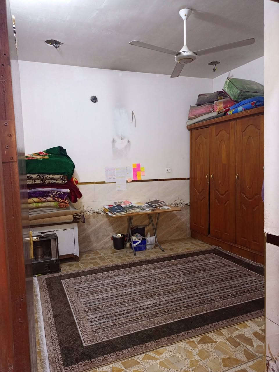 بيت للبيع او للايجار مكانه بلامين الثانيه السده الثانيه ع صعده قريب من المدرسة الاهليه در السلام يحتوي ع صاله واستقبال ومطبخ وغرفه وباقي الخدمات للتواصل خاص او ع رقم ***********
