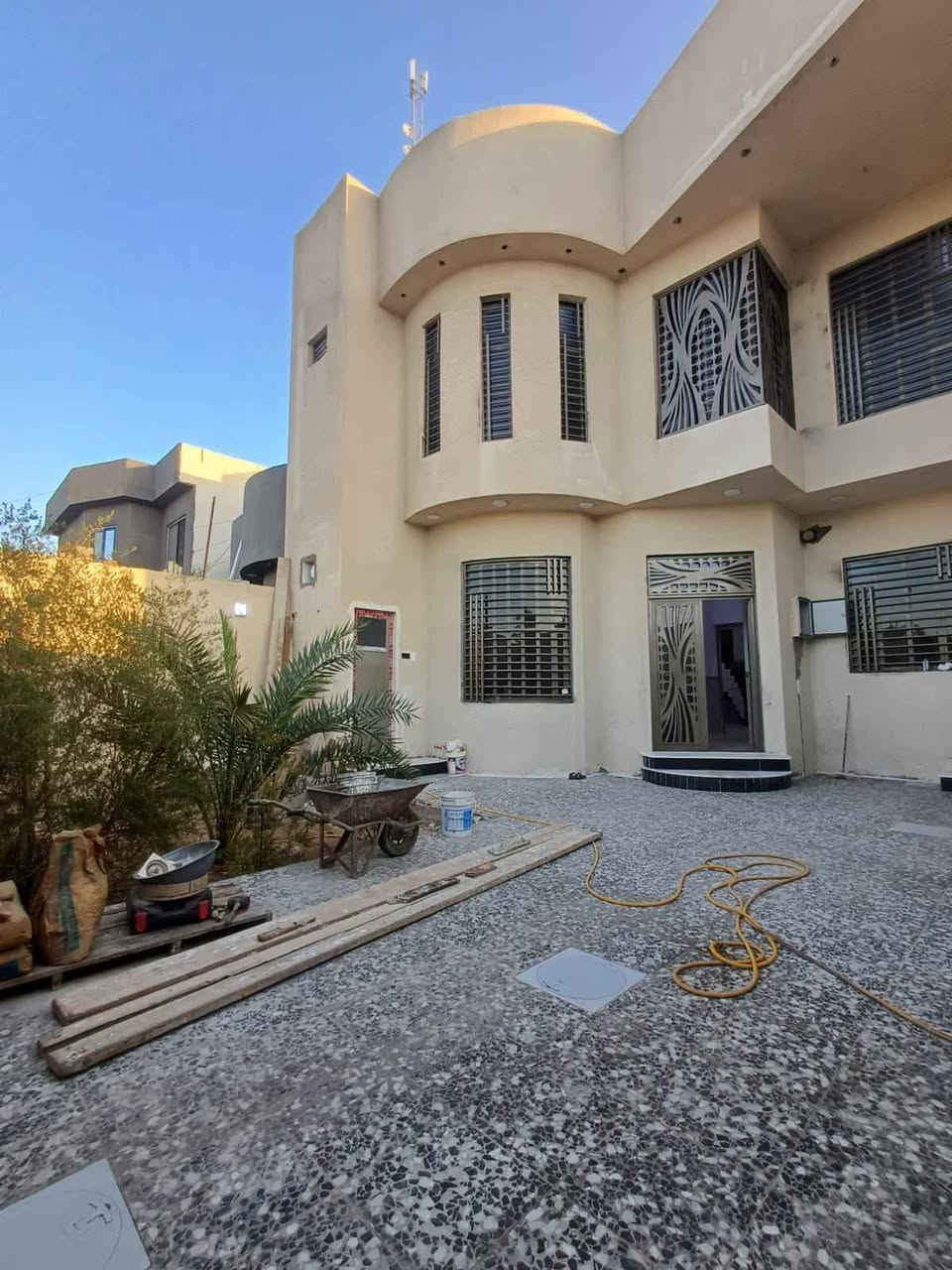 دار سكني للبيع المساحه 250م طابو زراعي عراقي طابقين يحتوي على 6قرف وصاله ومطبخ وديوانيه وصحيات وكراج العنوان بصره ابي الخصيب جامع الشهيد الاتصال على الرقم التالي *********** البصرة, العراق
