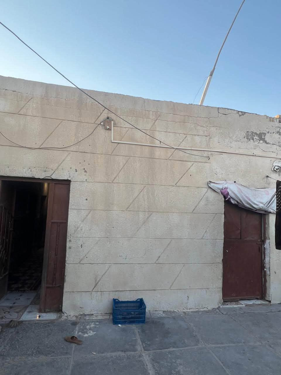 بيت نضيف في منطقه الطوبه والنخيله مقابيل سريع مديريه المرور نوع العقار حواسم
يتكون من 4غرف ومخزن ودوانيه ومطبخ وصاله كبيره  ومشتملات وكراج كبير ومقابيله قطعه تابعه للبيت 
سعر خاص
رقم الهاتف ***********
