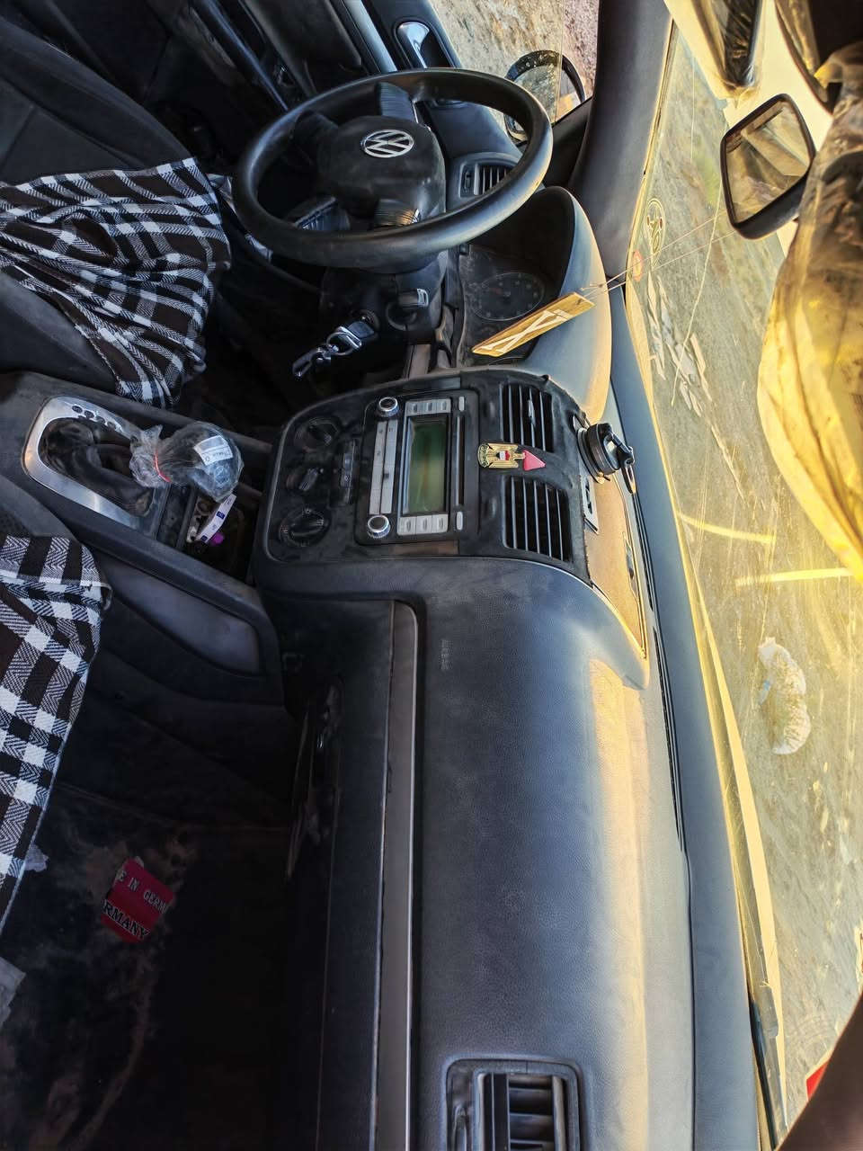 كولف ٢٠٠٩ mk6 مكينه ١٦٠٠ كير توماتيك ٦ سرعات
مكينه بيه تبخير وسنويه منتهيه صار سنه وعليها غرامه ٥١٠ الف سعره ٥٠ورقه تنزل من السعر مكان السياره بالرمادي للتواصل 
***********
